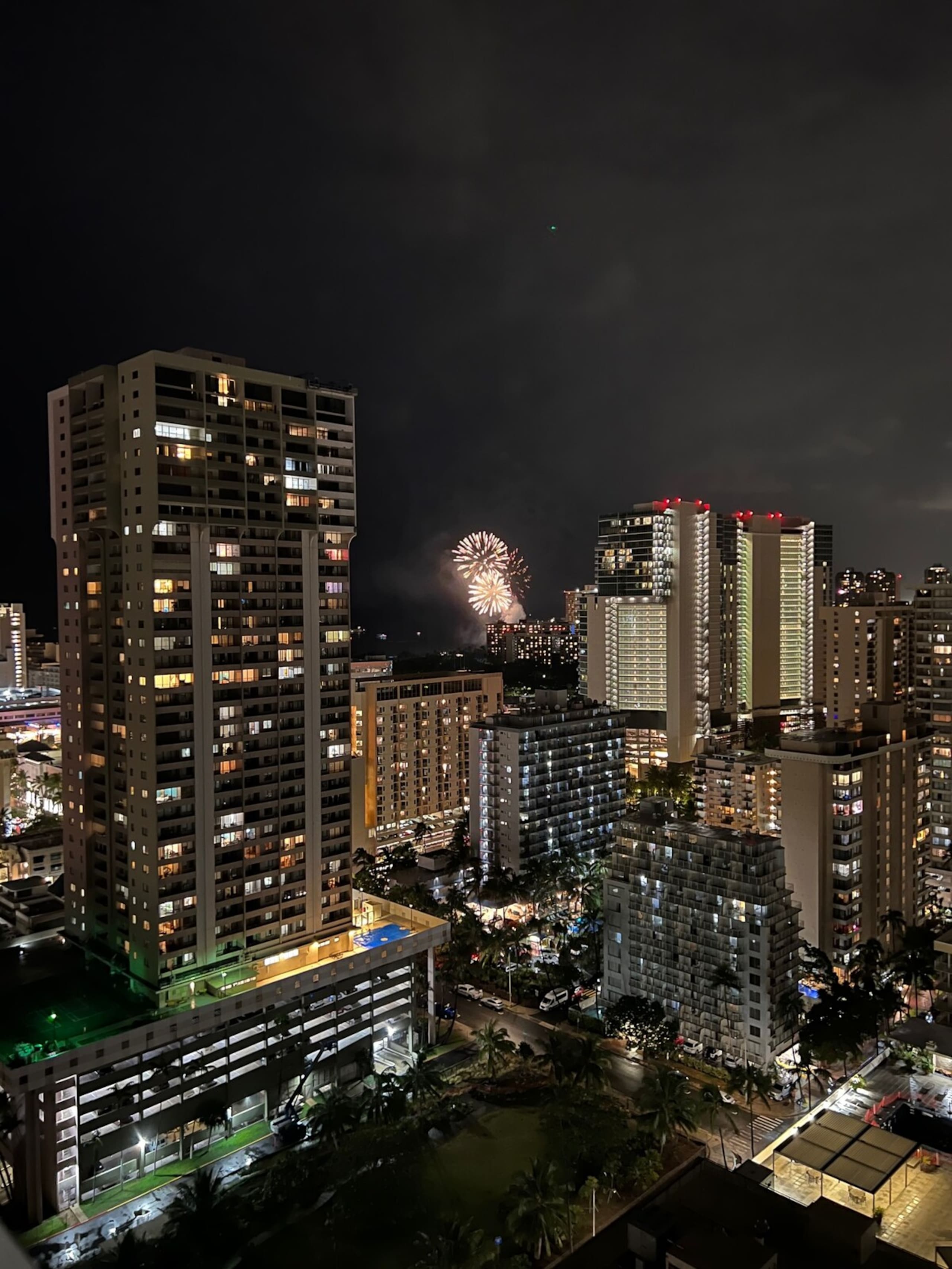 Center of Waikiki - 1 Bedroom 3 Queen Size Beds - Photo 25