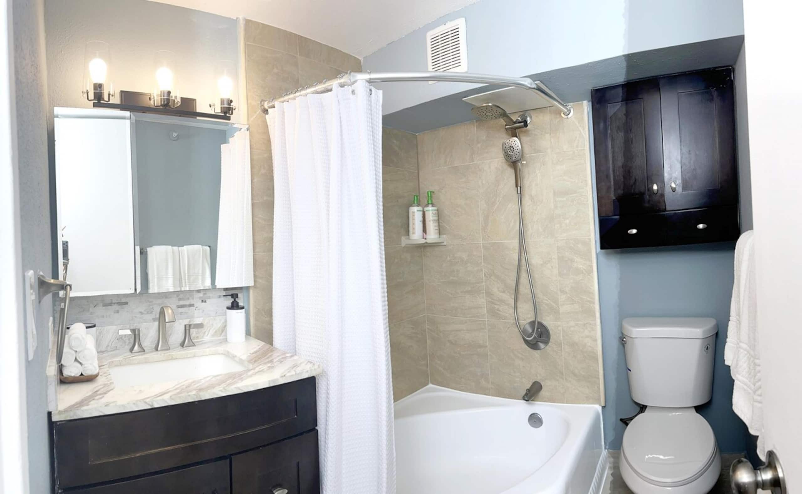 Center of Waikiki - 1 Bedroom 3 Queen Size Beds - Photo 23
