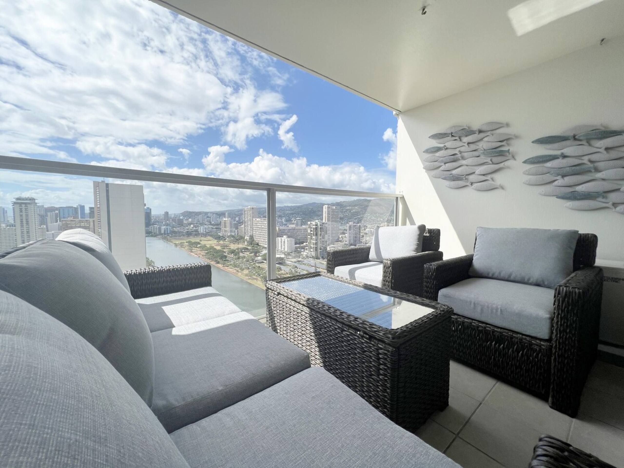 Center of Waikiki - 1 Bedroom 3 Queen Size Beds - Photo 27