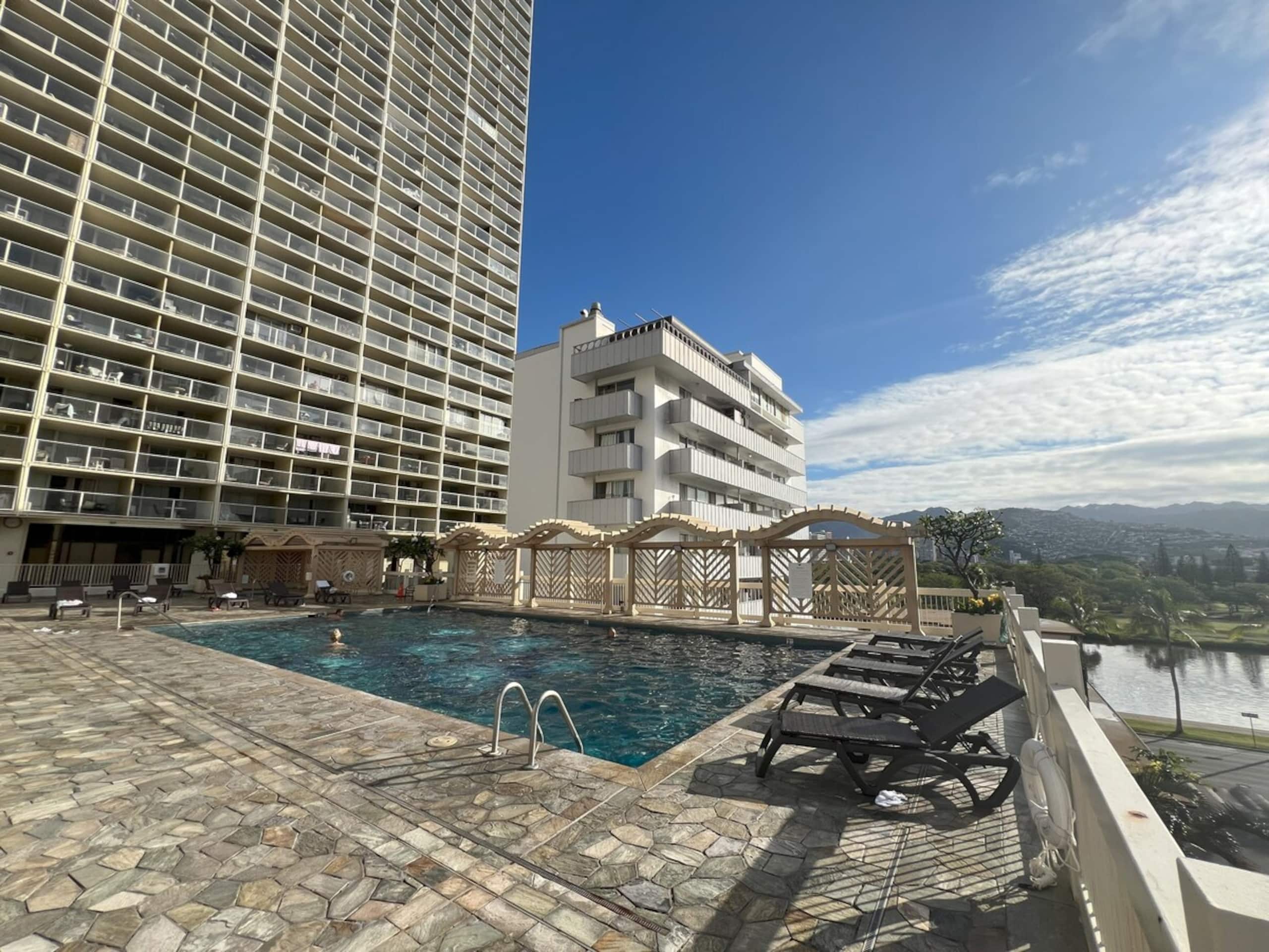 Center of Waikiki - 1 Bedroom 3 Queen Size Beds - Photo 38