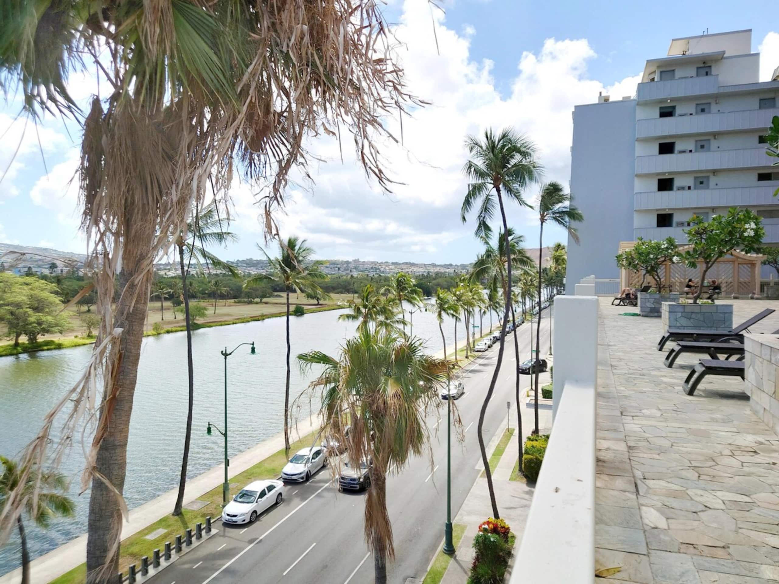 Center of Waikiki - 1 Bedroom 3 Queen Size Beds - Photo 43