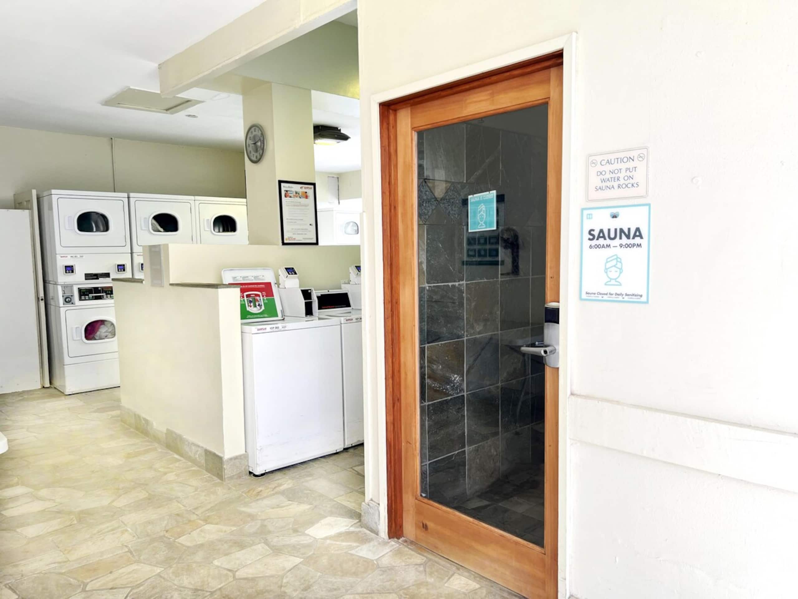 Center of Waikiki - 1 Bedroom 3 Queen Size Beds - Photo 46