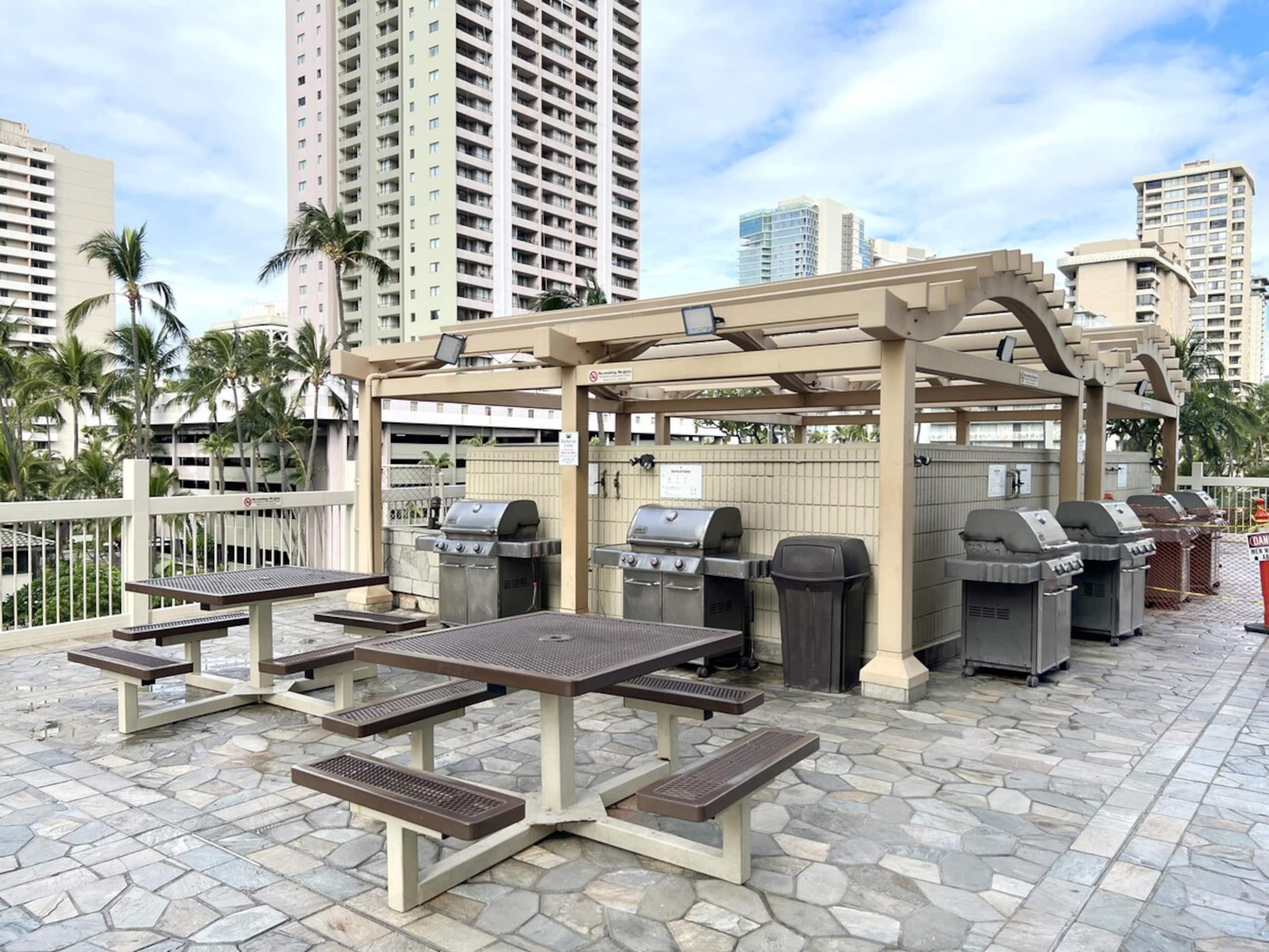 Center of Waikiki - 1 Bedroom 3 Queen Size Beds - Photo 35