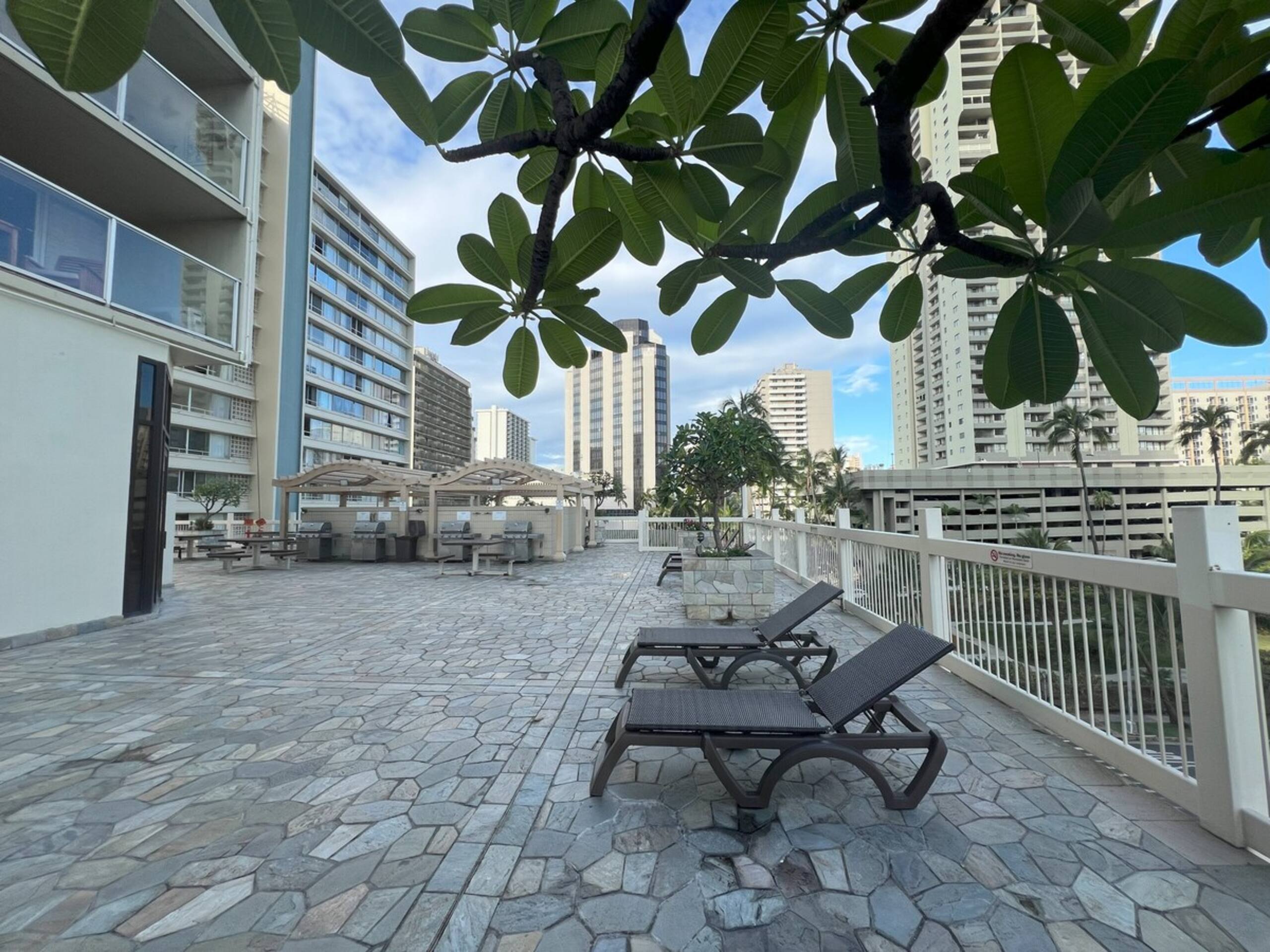 Center of Waikiki - 1 Bedroom 3 Queen Size Beds - Photo 40