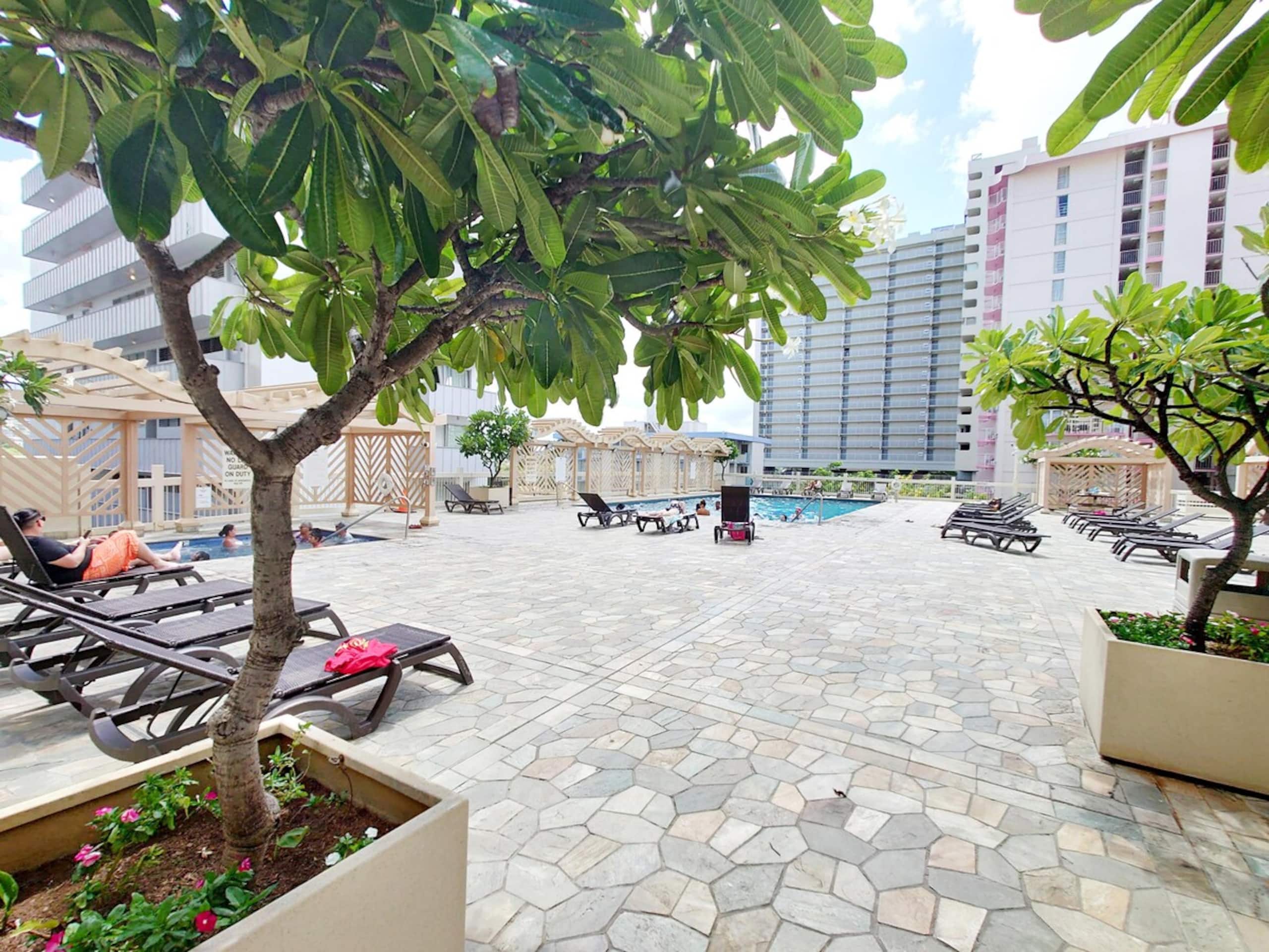 Center of Waikiki - 1 Bedroom 3 Queen Size Beds - Photo 33