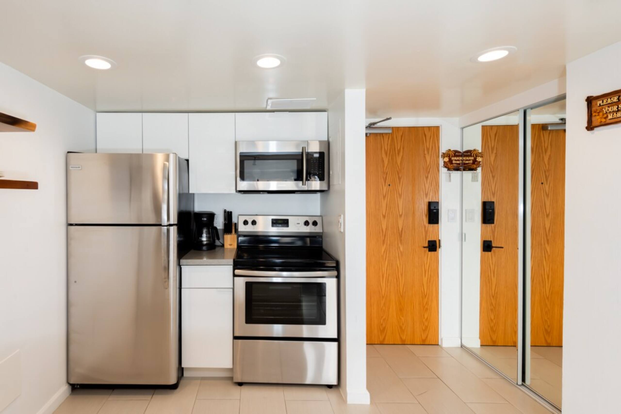 Ilikai Condo - FREE Parking, City View - Photo 2