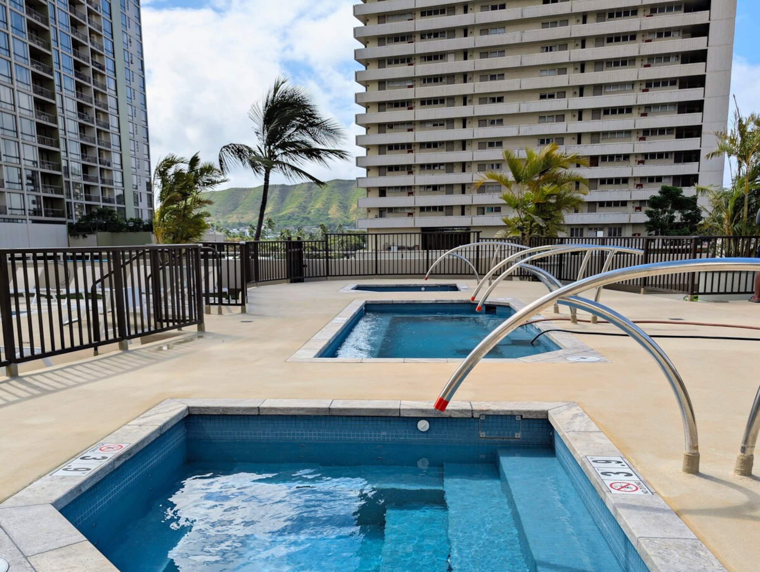 32nd Fl Waikiki Gem w/ Free Parking & AC - Photo 12