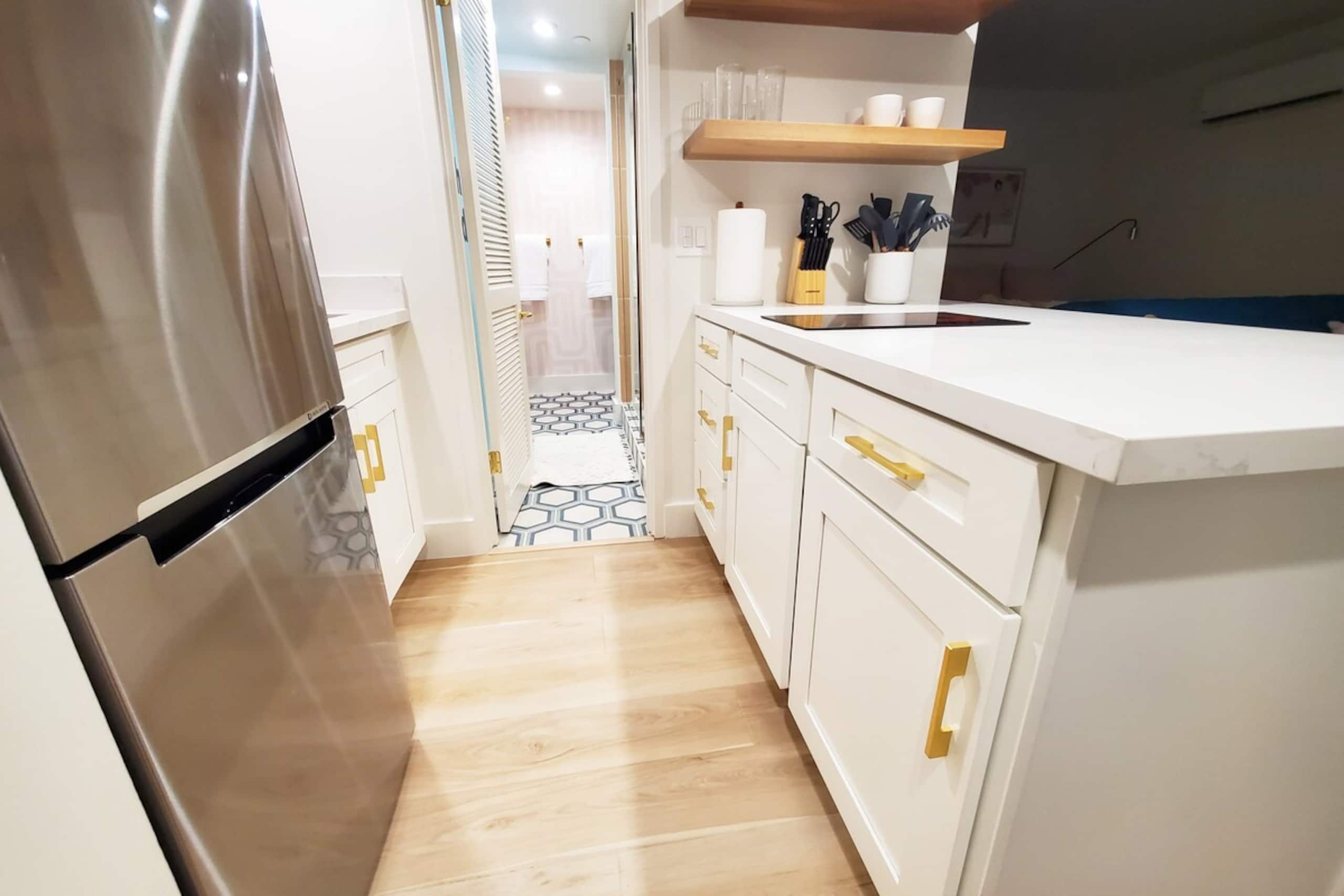 S&N Lux suite/Free Parking/King Bed/Kitchen/Wi-Fi - Photo 8