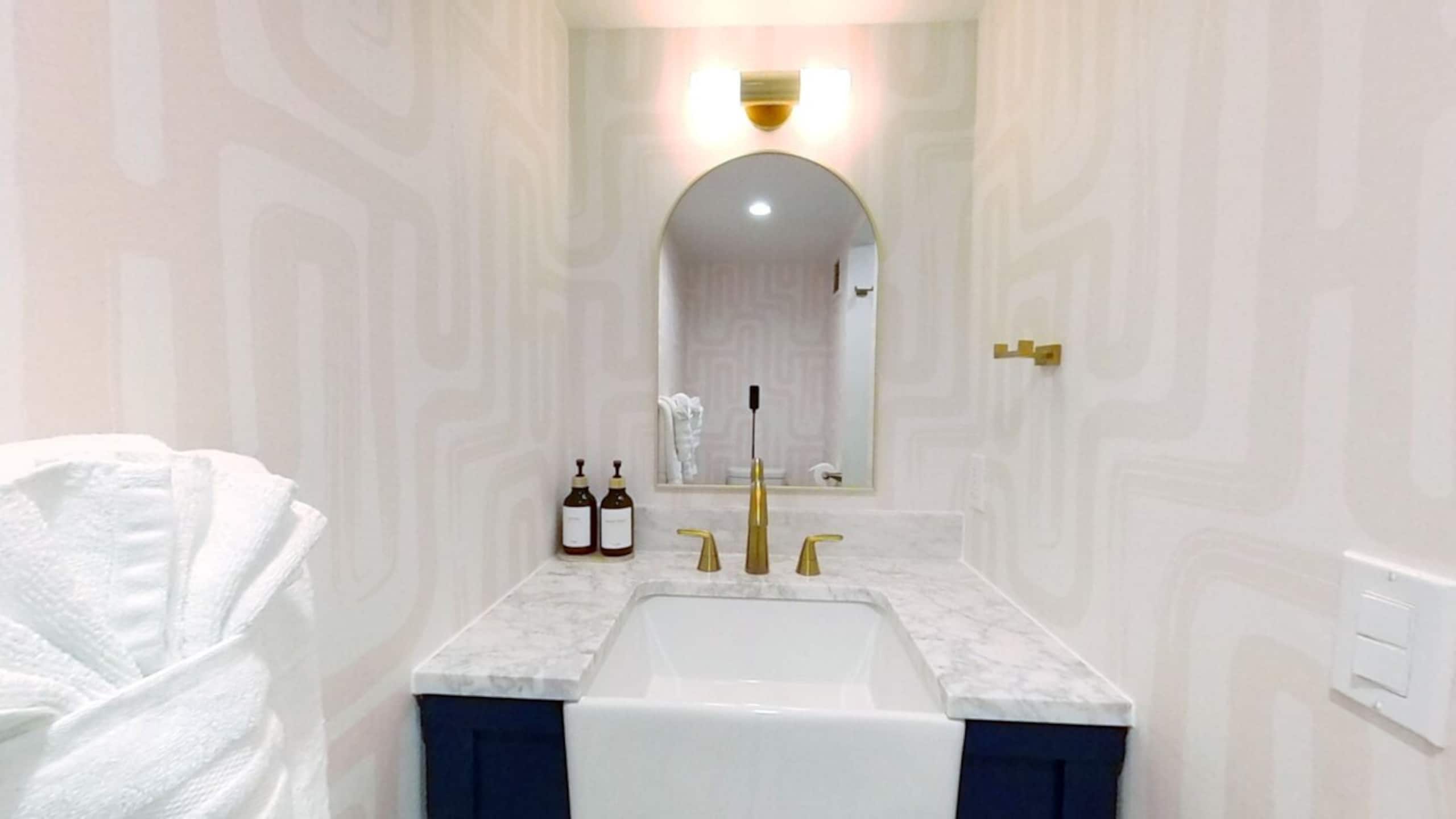 S&N Lux suite/Free Parking/King Bed/Kitchen/Wi-Fi - Photo 32