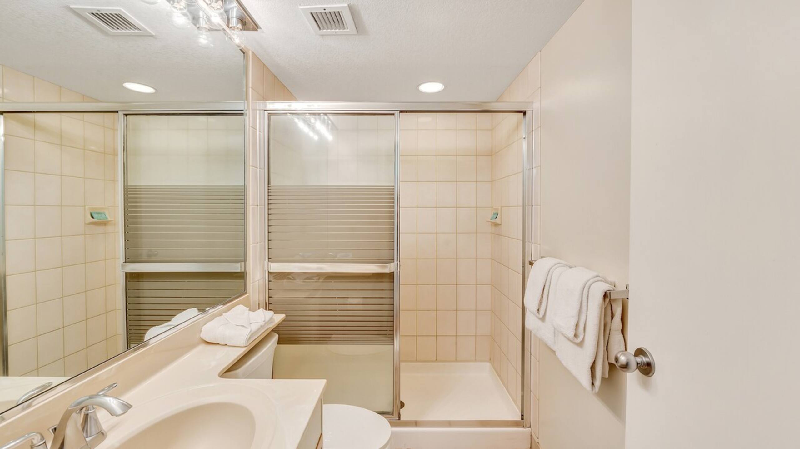 Cozy 1BR condo w/ lanai & BBQ grill - Photo 14