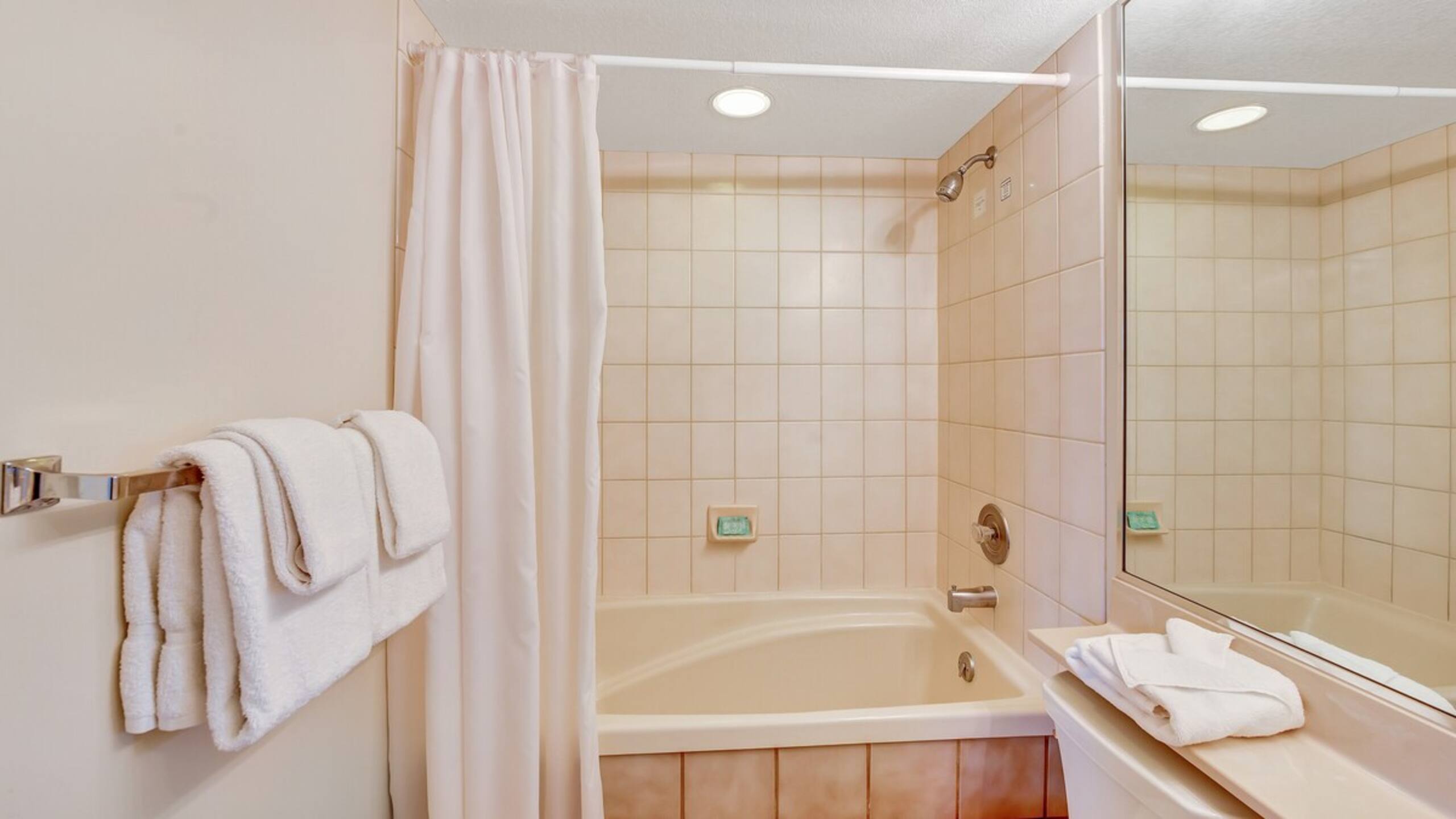 Cozy 1BR condo w/ lanai & BBQ grill - Photo 11