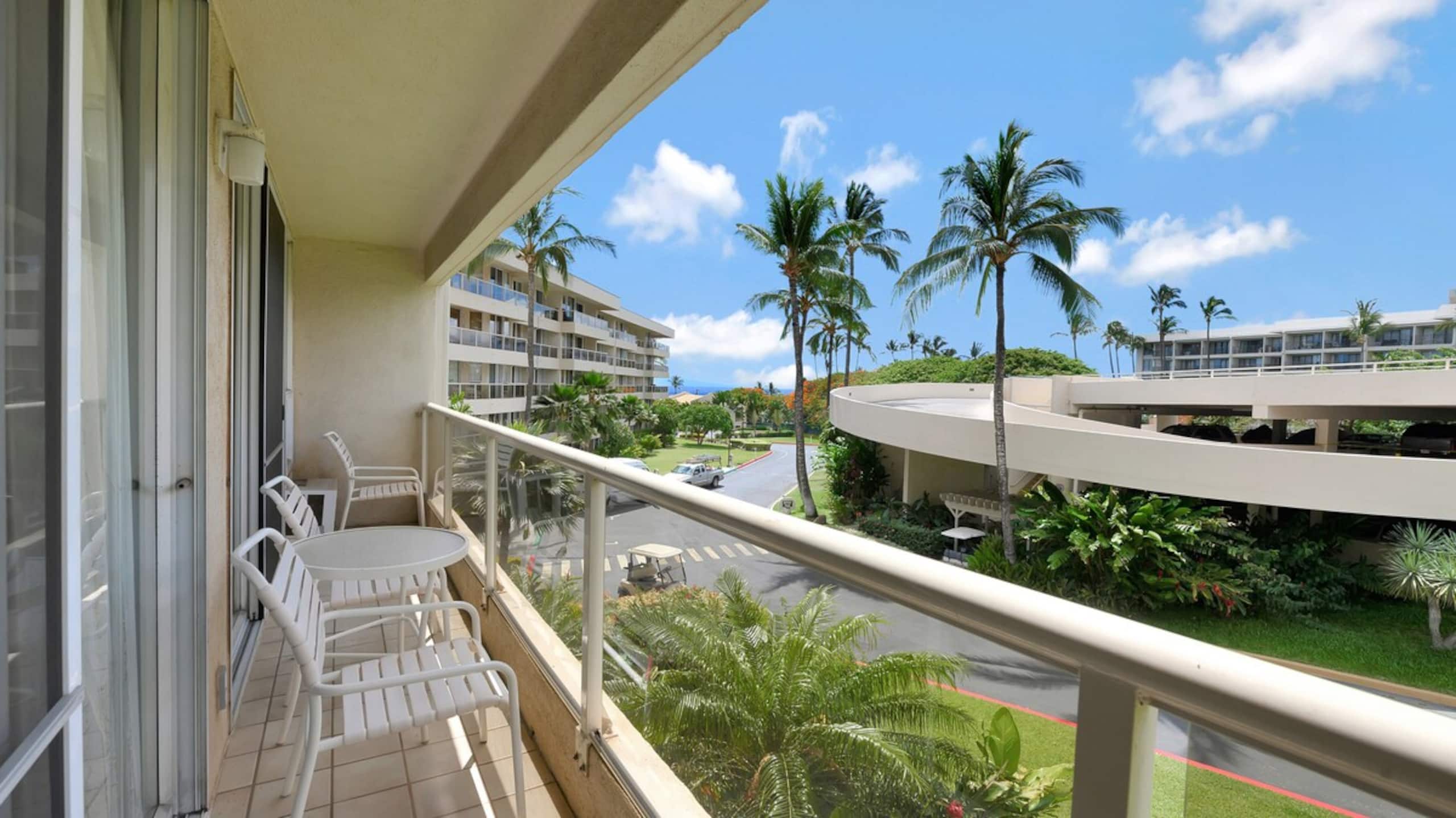 Cozy 1BR condo w/ lanai & BBQ grill - Photo 15