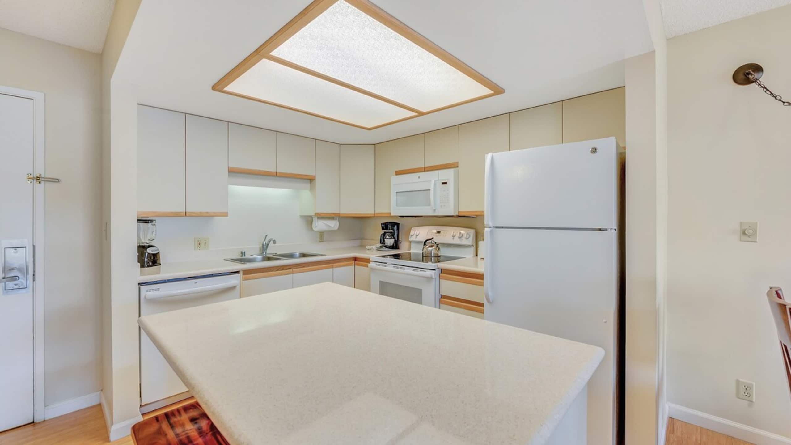 Cozy 1BR condo w/ lanai & BBQ grill - Photo 7