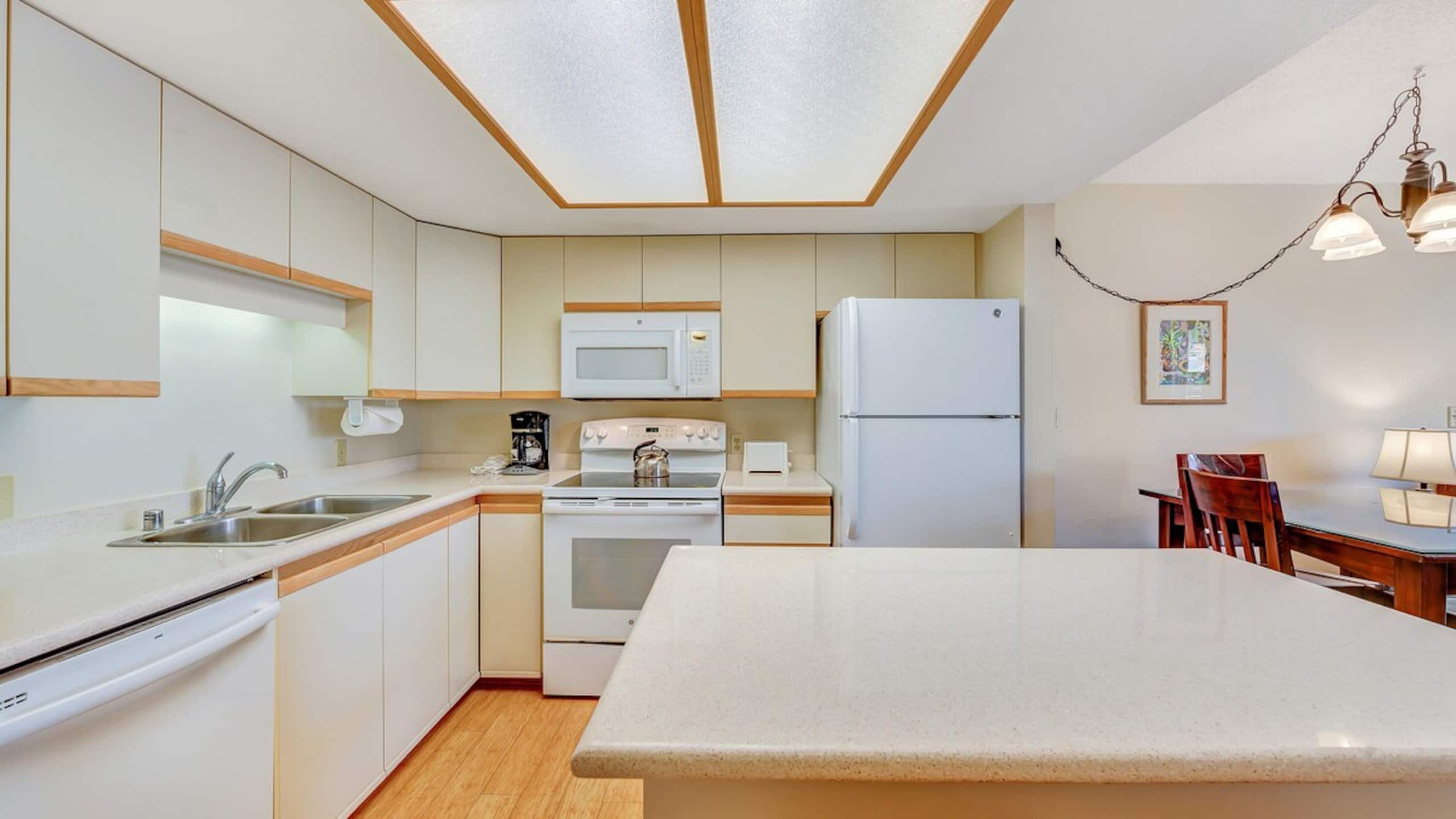 Cozy 1BR condo w/ lanai & BBQ grill - Photo 5