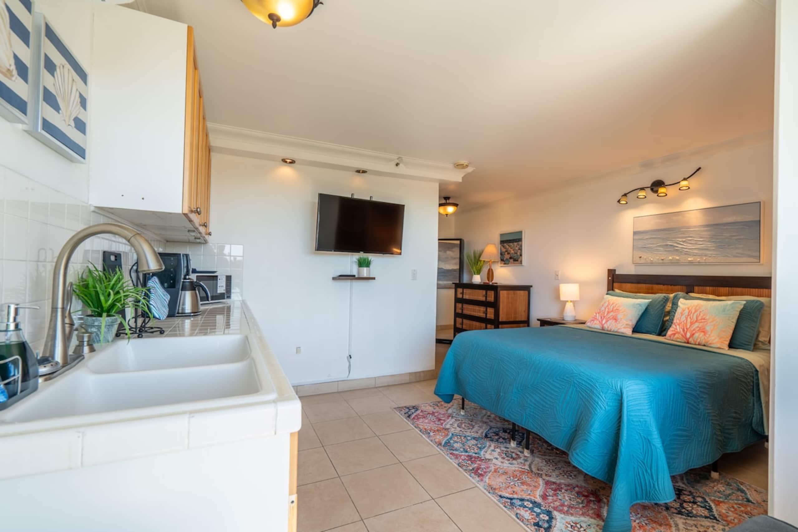 Top Rated Waikiki Location with Lanai & Ocean View - Photo 10