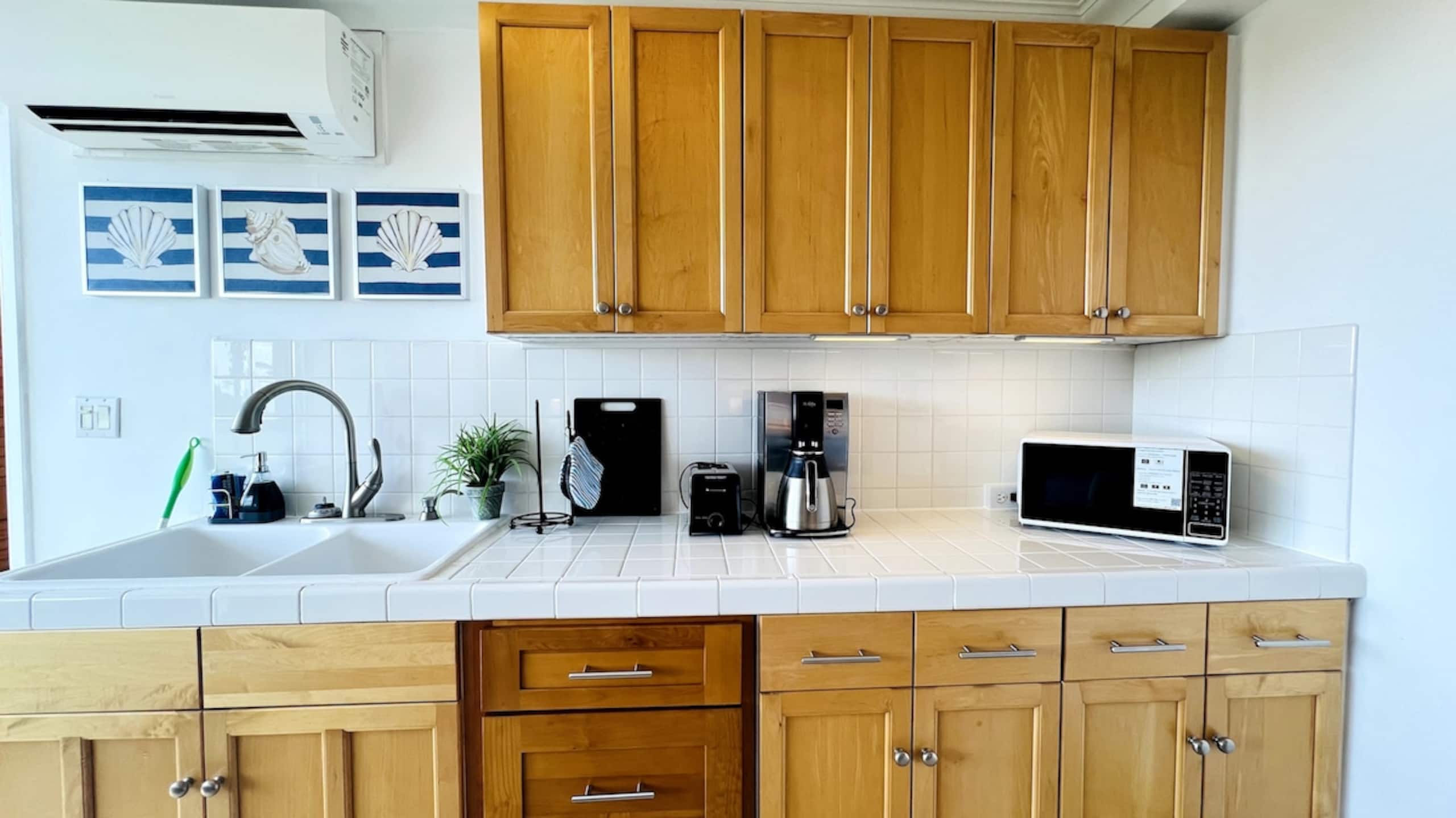 Top Rated Waikiki Location with Lanai & Ocean View - Photo 16
