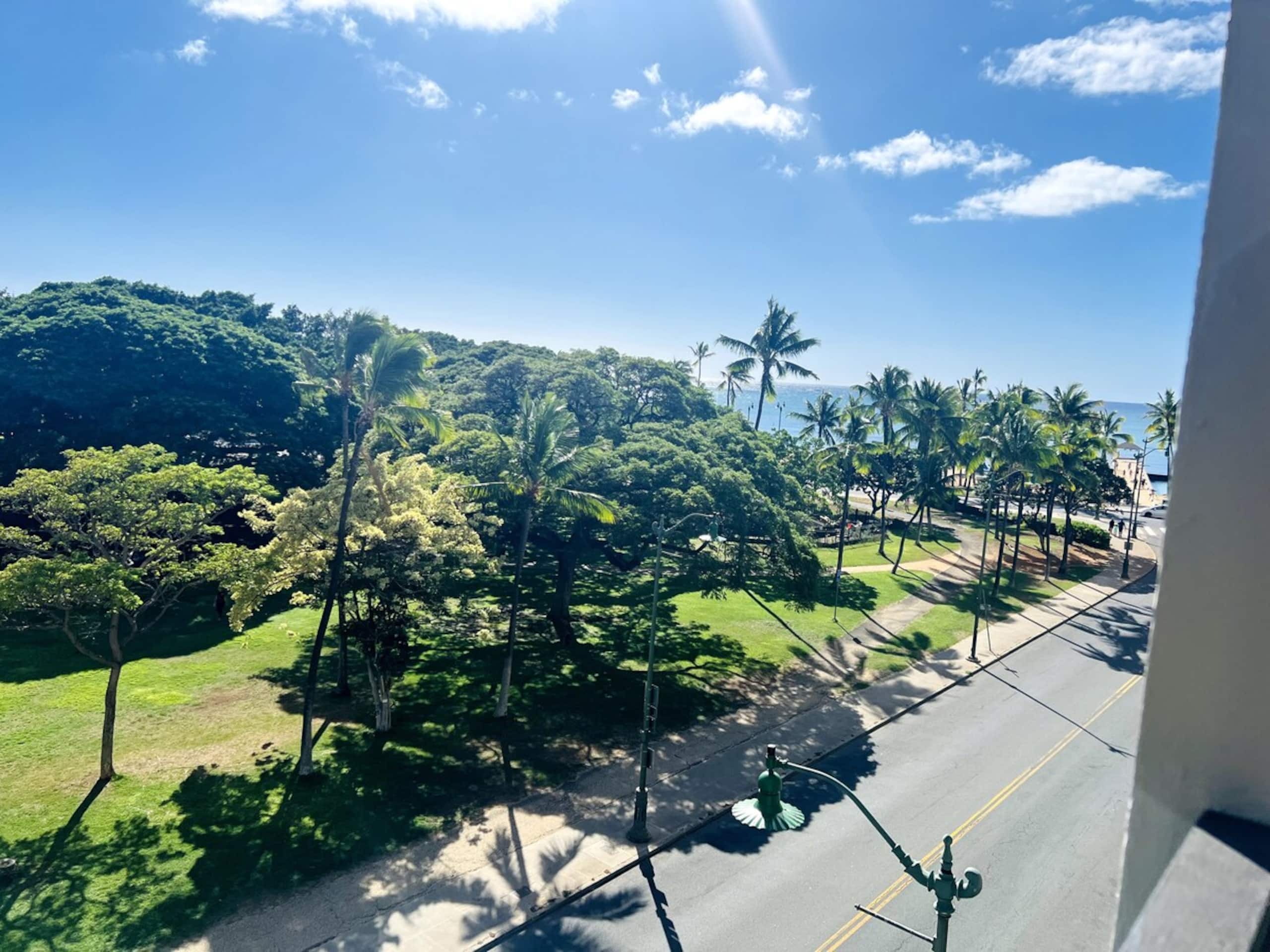 Top Rated Waikiki Location with Lanai & Ocean View - Photo 12