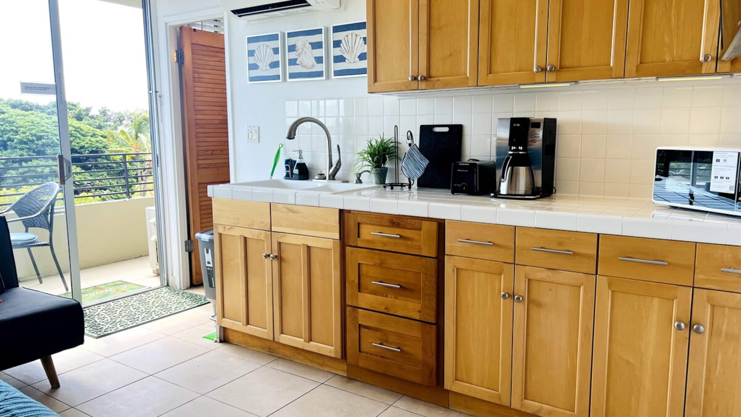 Top Rated Waikiki Location with Lanai & Ocean View - Photo 6