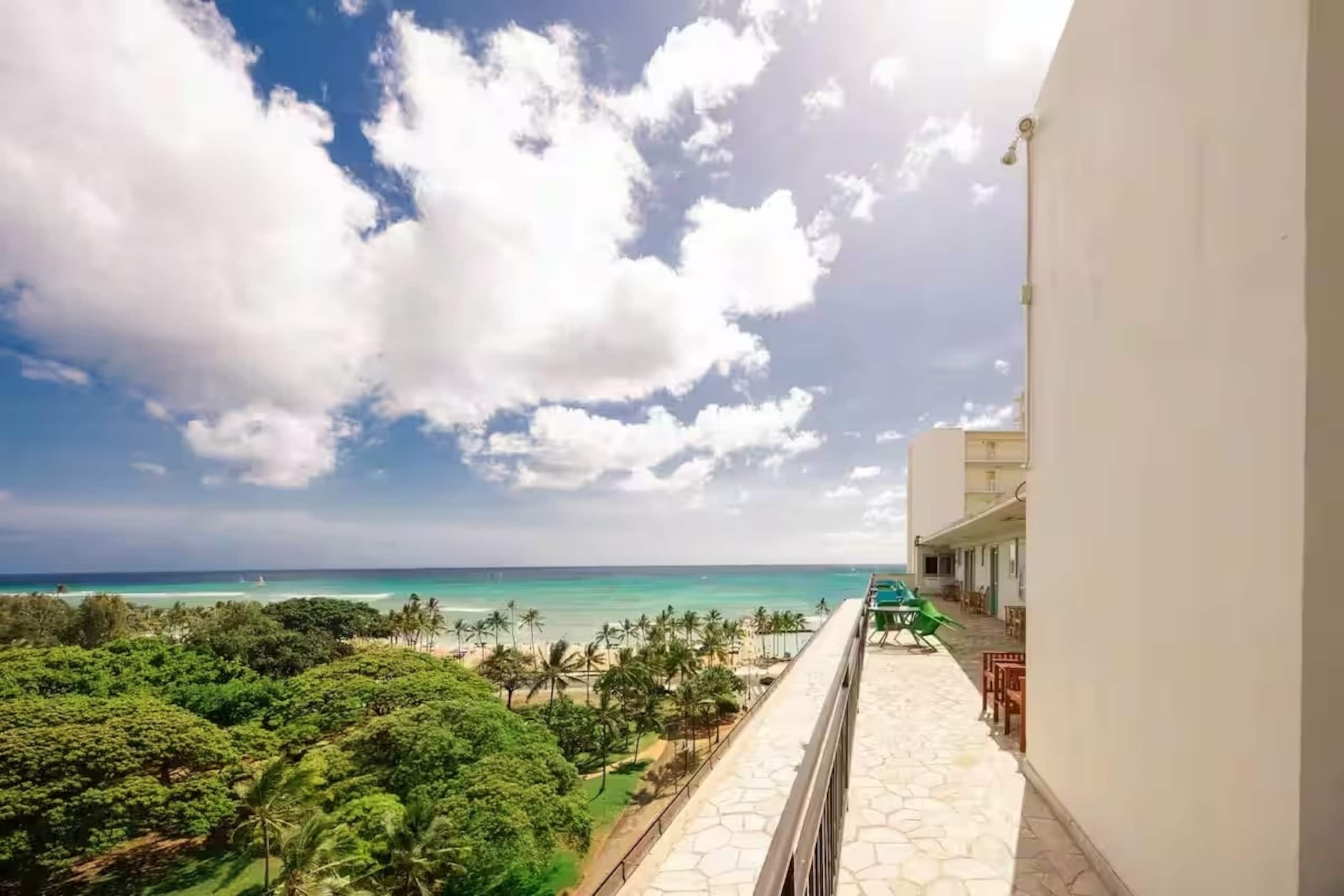 Top Rated Waikiki Location with Lanai & Ocean View - Photo 5