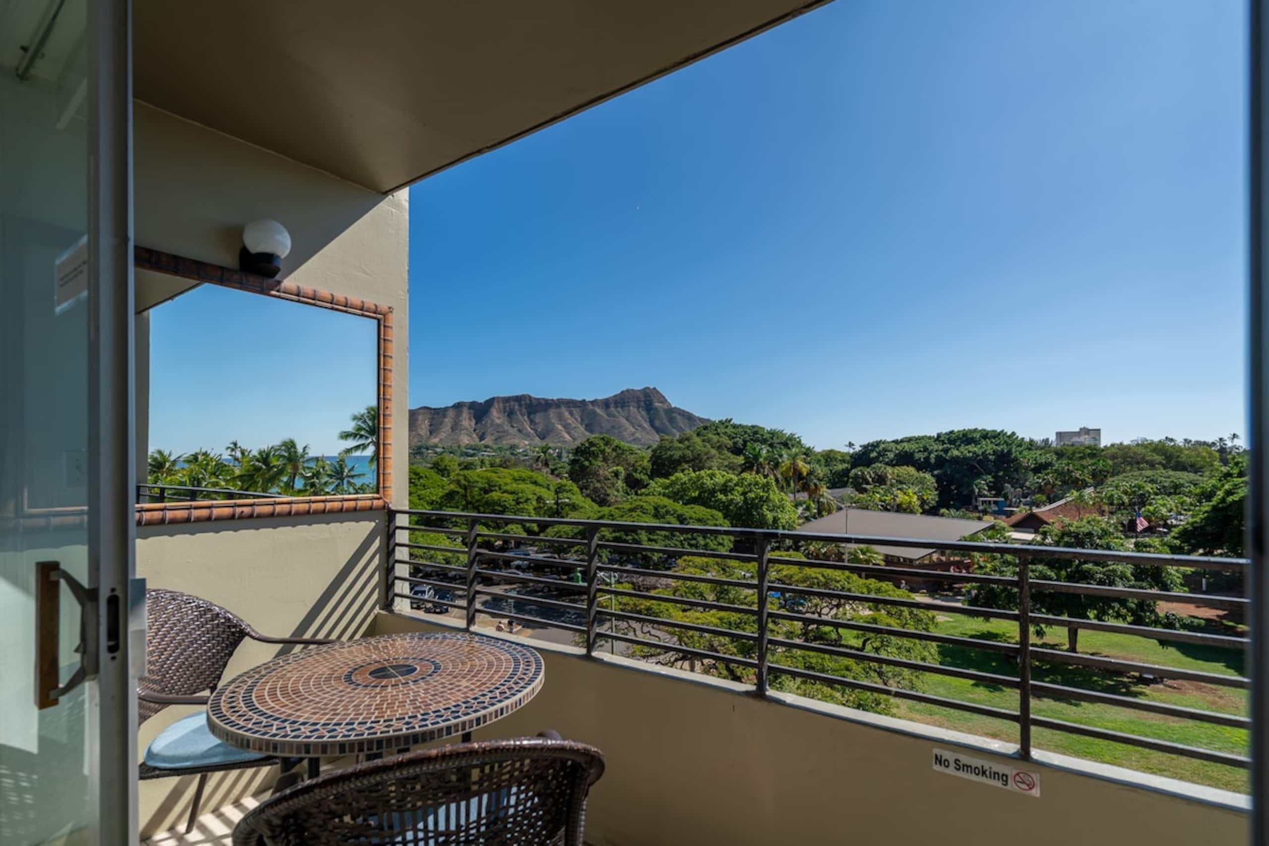 Top Rated Waikiki Location with Lanai & Ocean View - Photo 2
