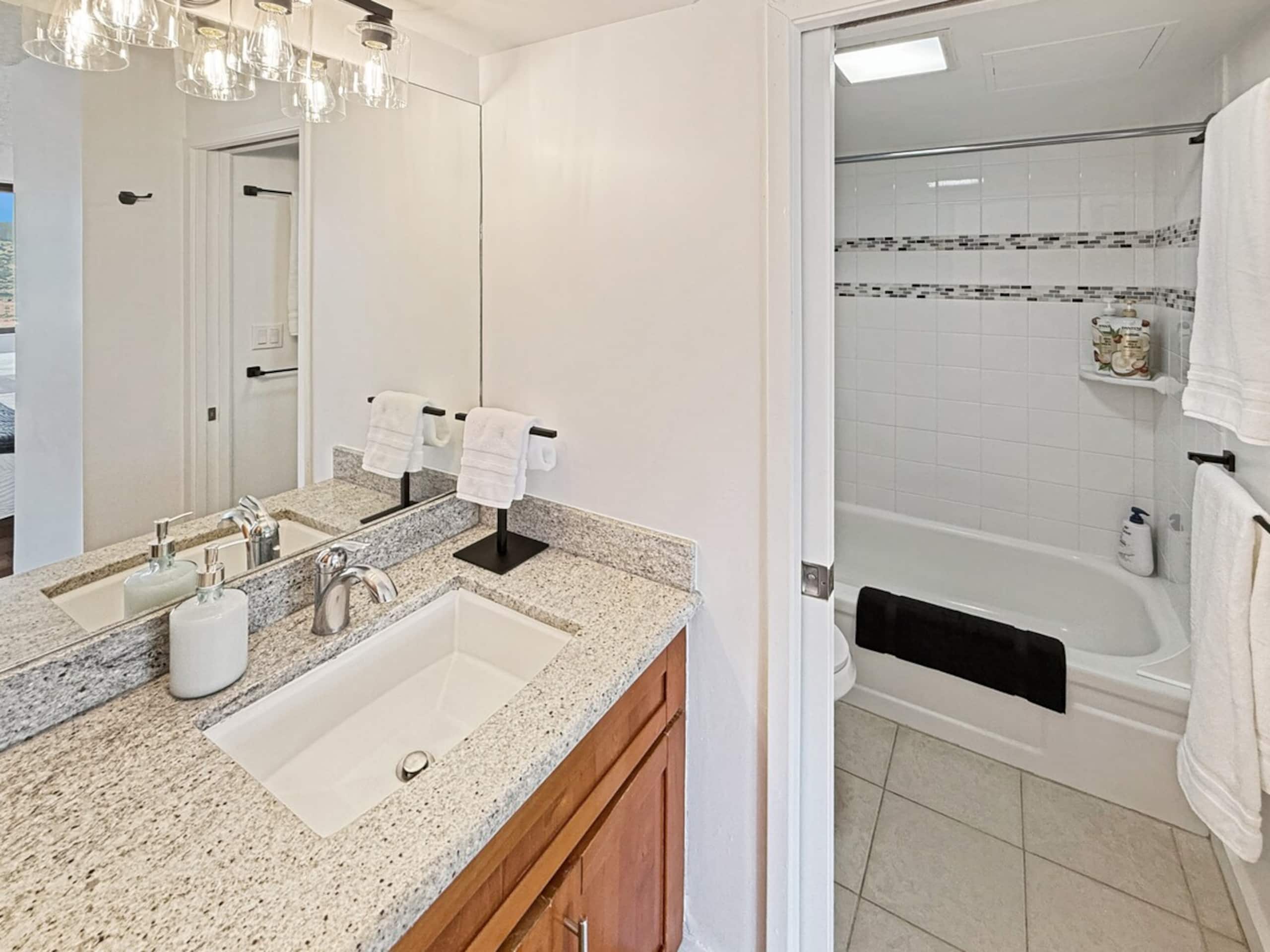Mountain Views-1Bd/1Ba-Free Parking-AC-Beach Gear - Photo 11