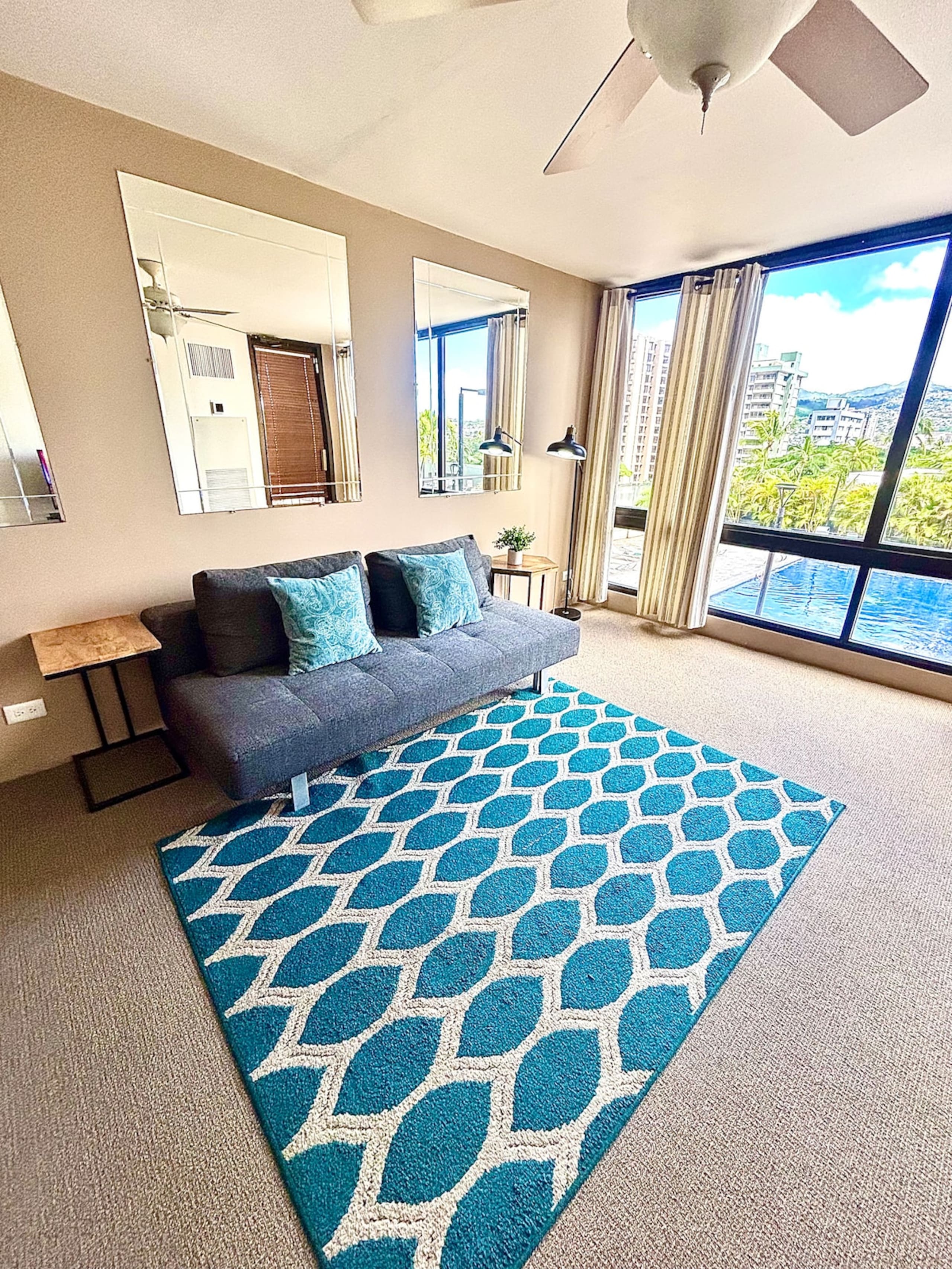 Walk to Waikiki Beach Comfortable & Central Retrea - Photo 3