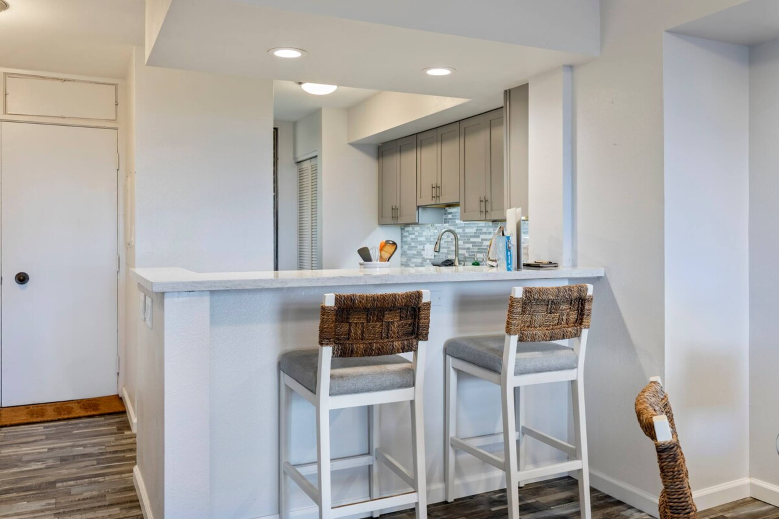 Partial Oceanview 2bed condo, across st from ocean - Photo 18