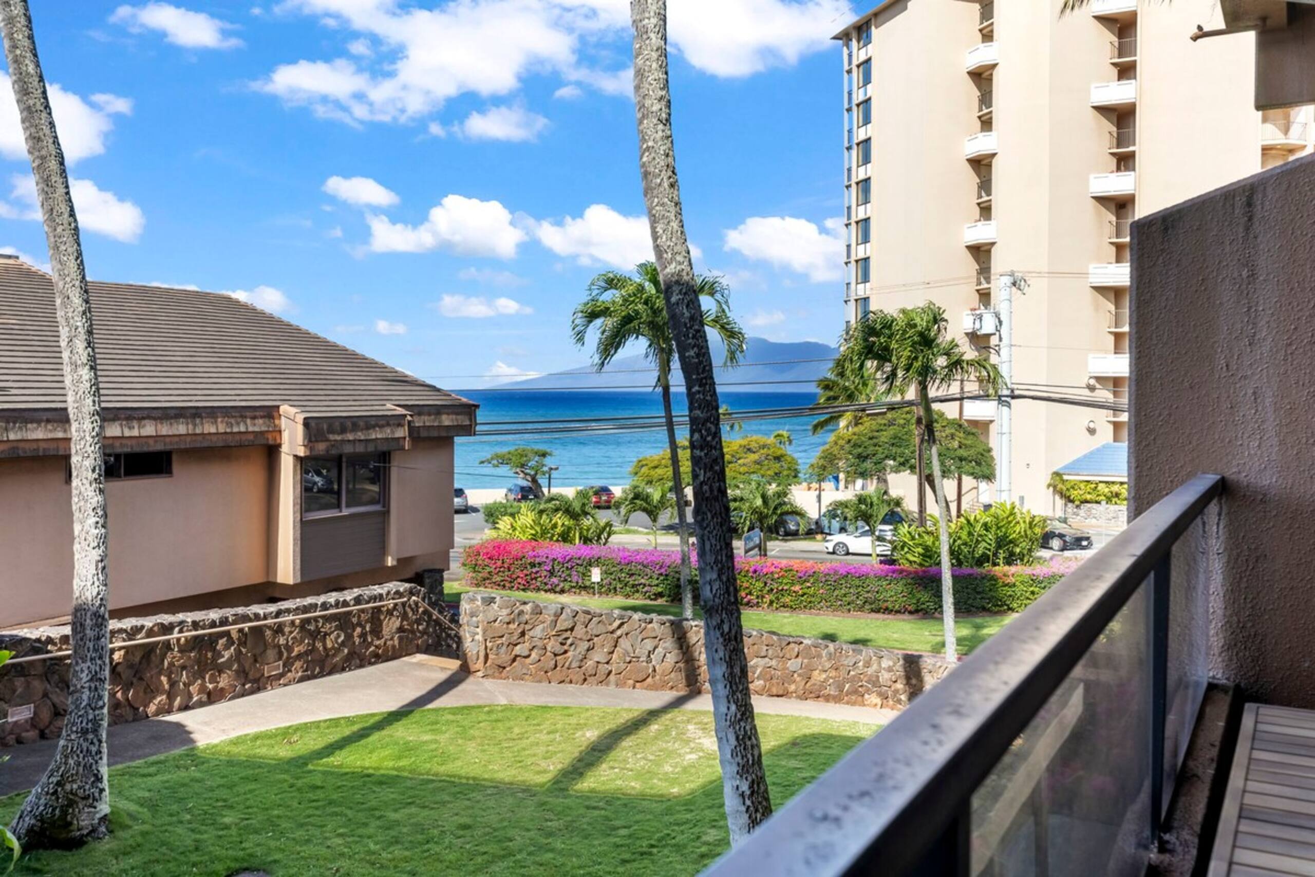 Partial Oceanview 2bed condo, across st from ocean - Photo 2