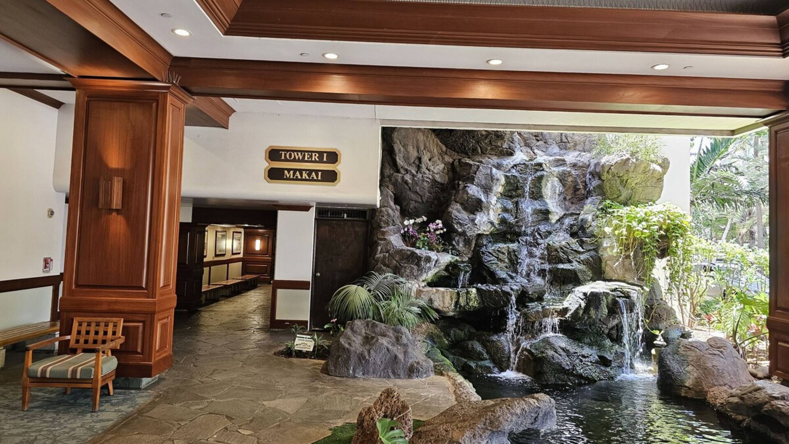 Waikiki Banyan 1 Bedroom with Parking - Photo 25
