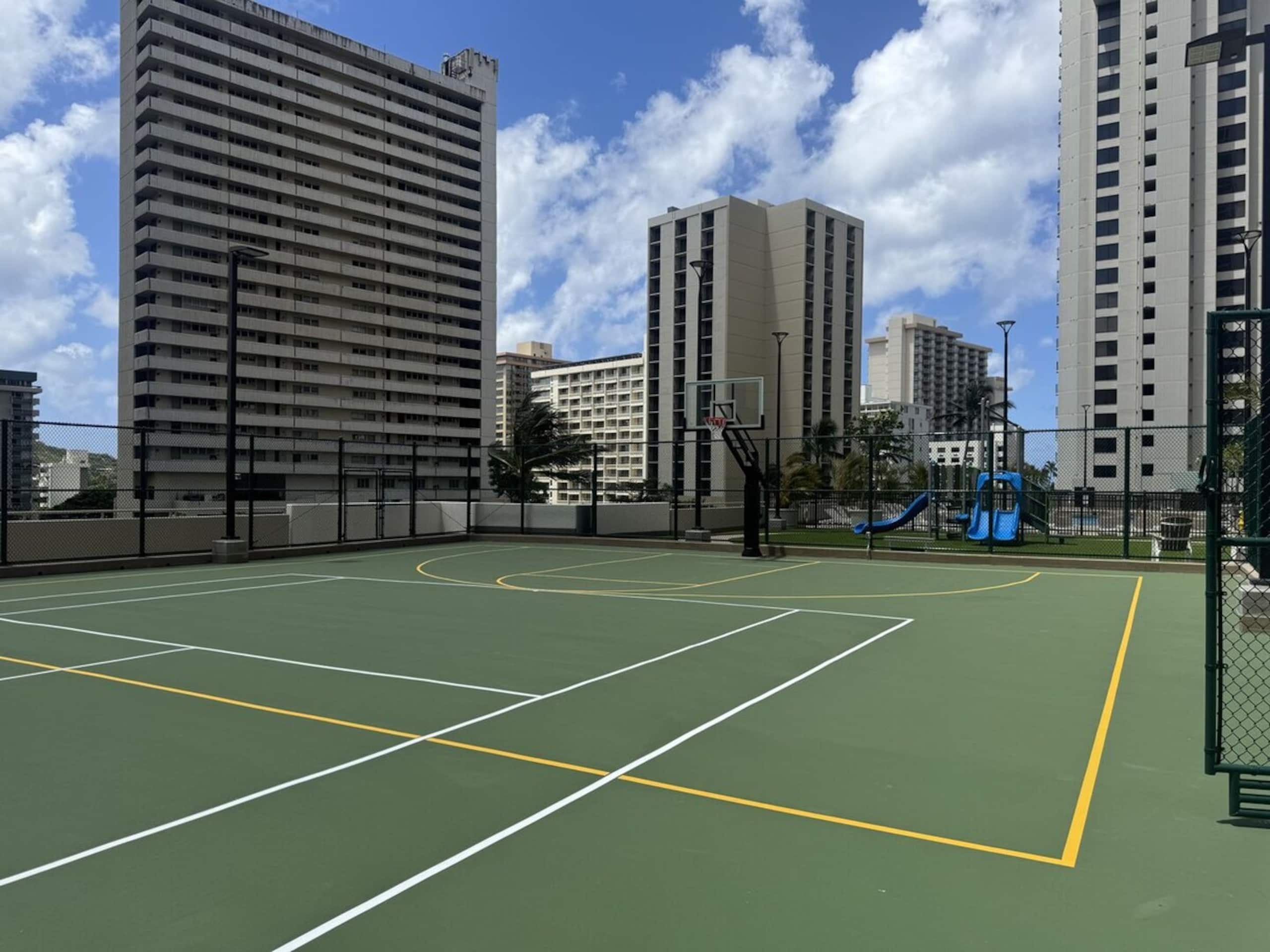 Waikiki Banyan 1 Bedroom with Parking - Photo 17