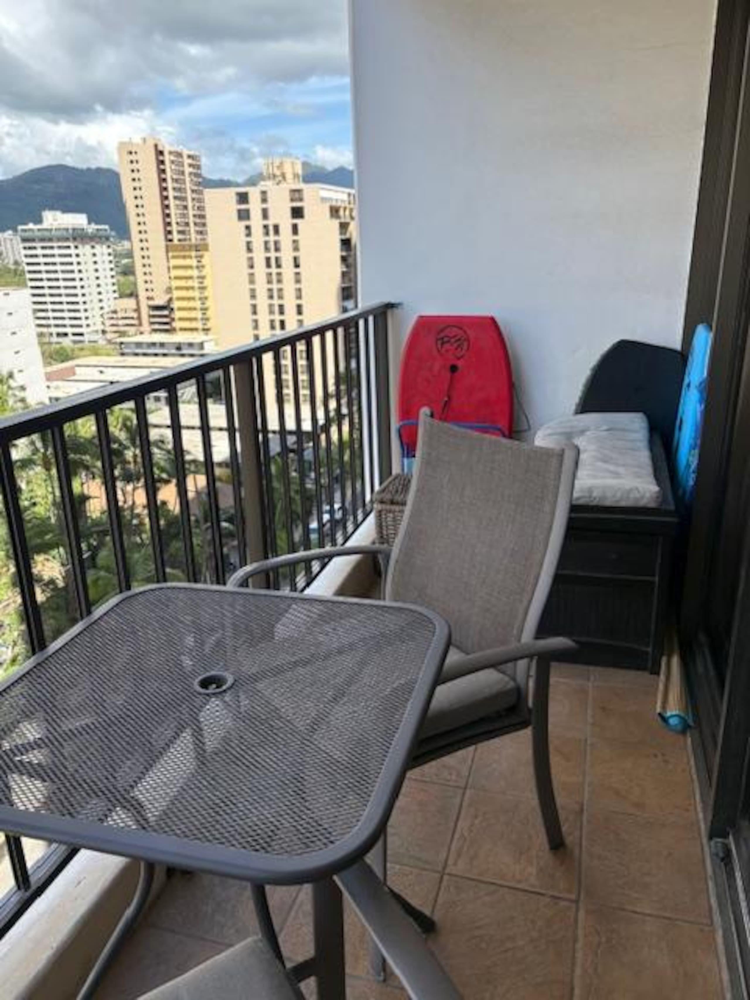 Waikiki Banyan 1 Bedroom with Parking - Photo 11