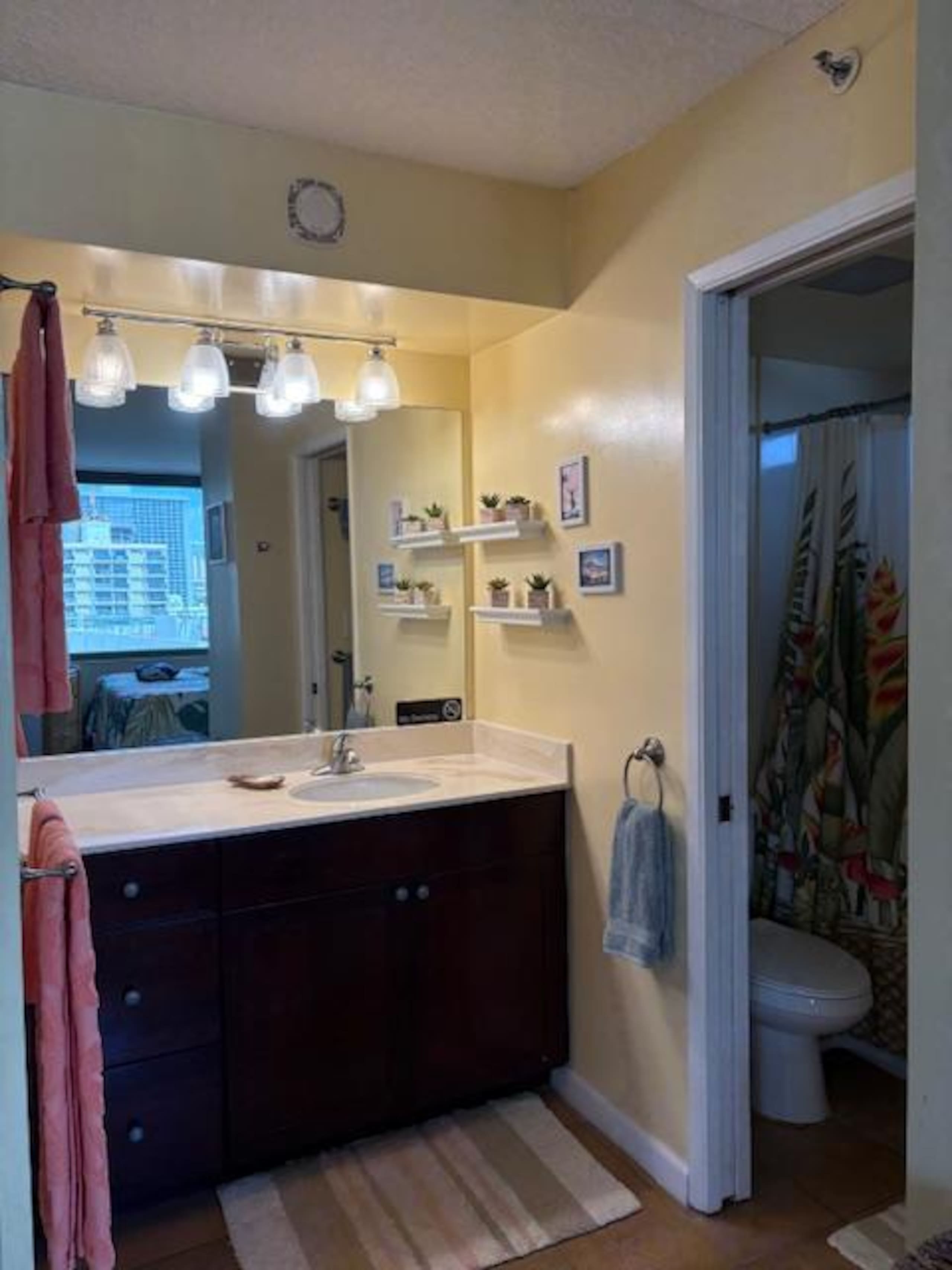 Waikiki Banyan 1 Bedroom with Parking - Photo 10