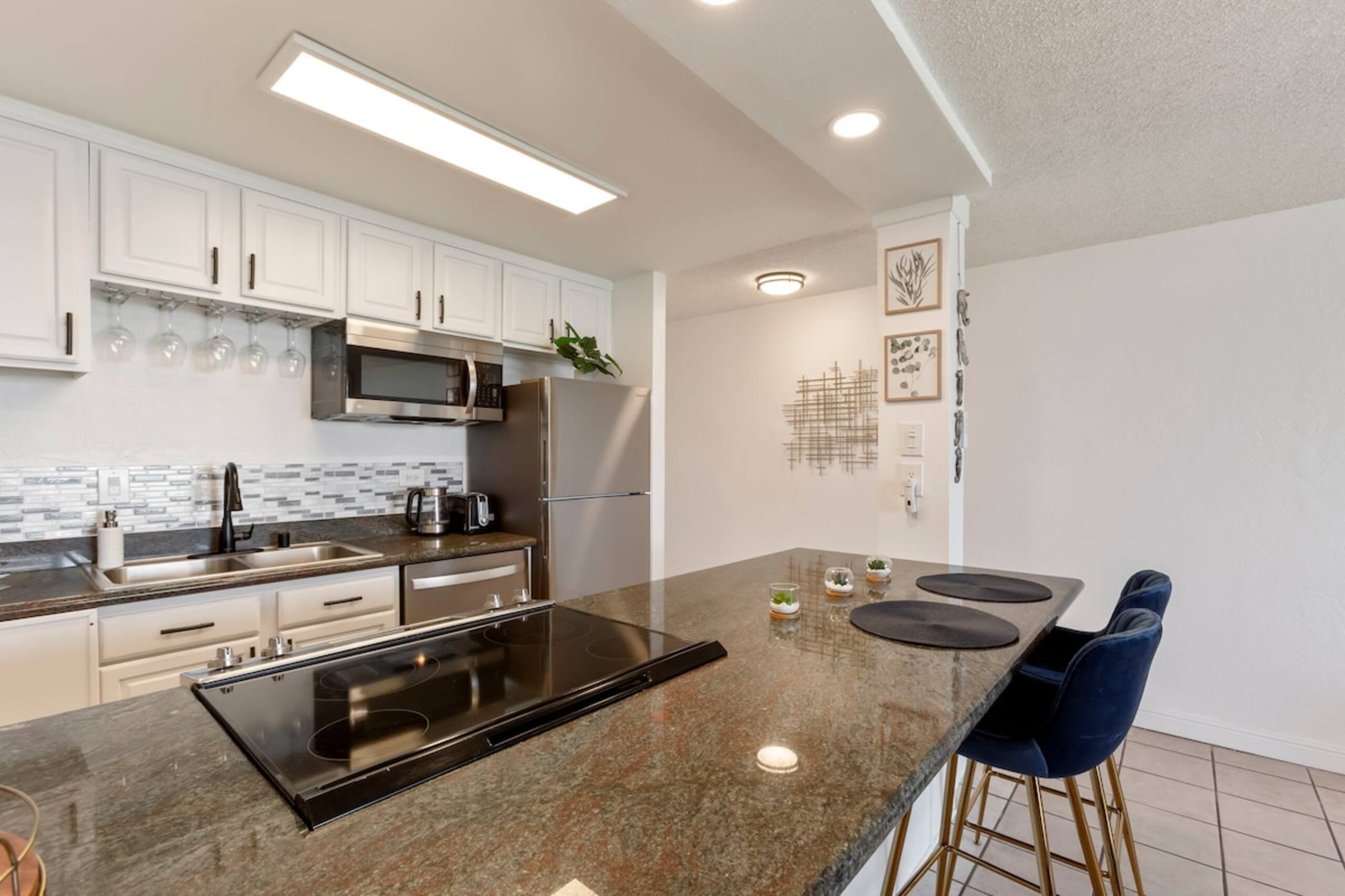 Renovated Maui Oceanfront, Whales + Sunset Lanai - Photo 15