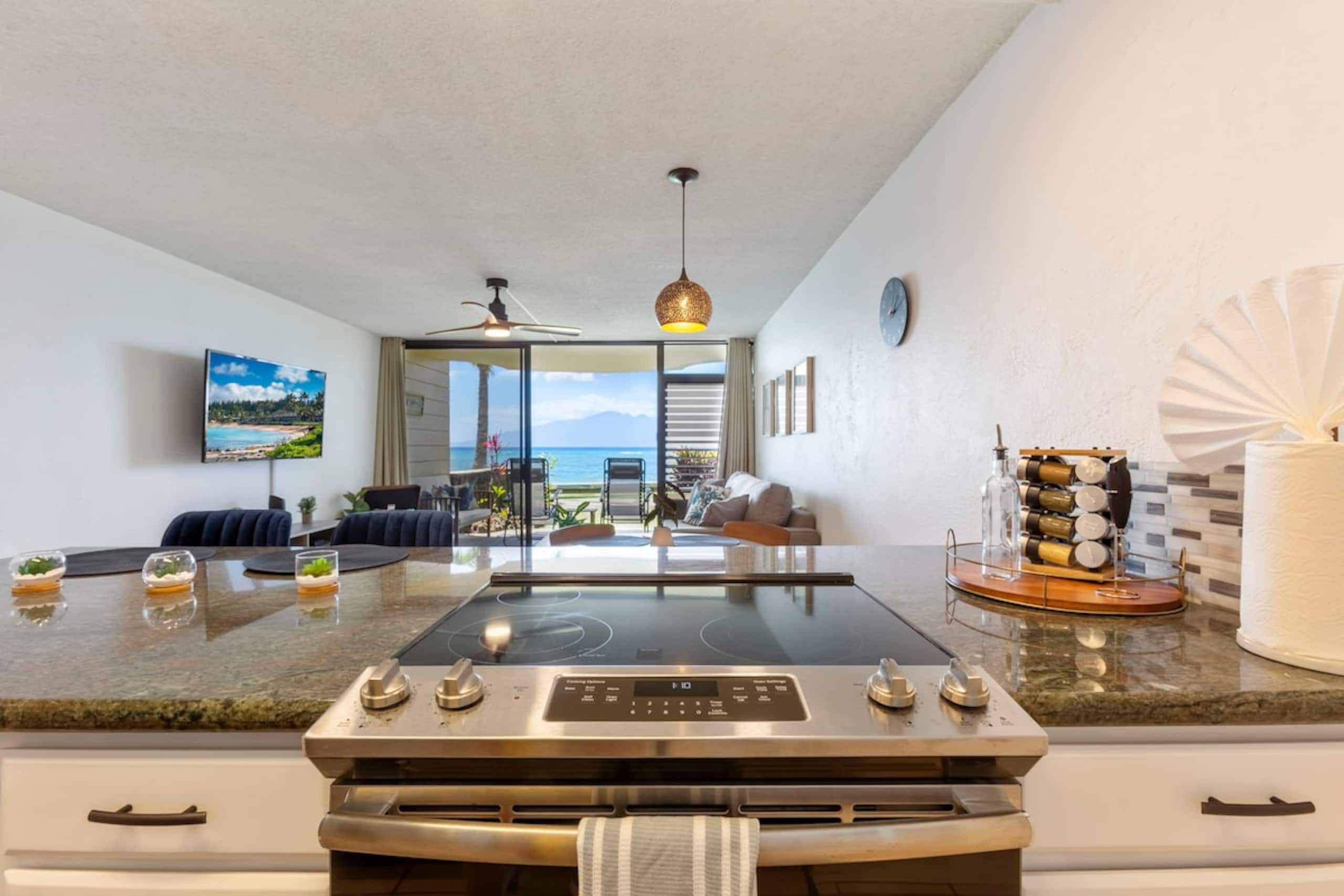 Renovated Maui Oceanfront, Whales + Sunset Lanai - Photo 11