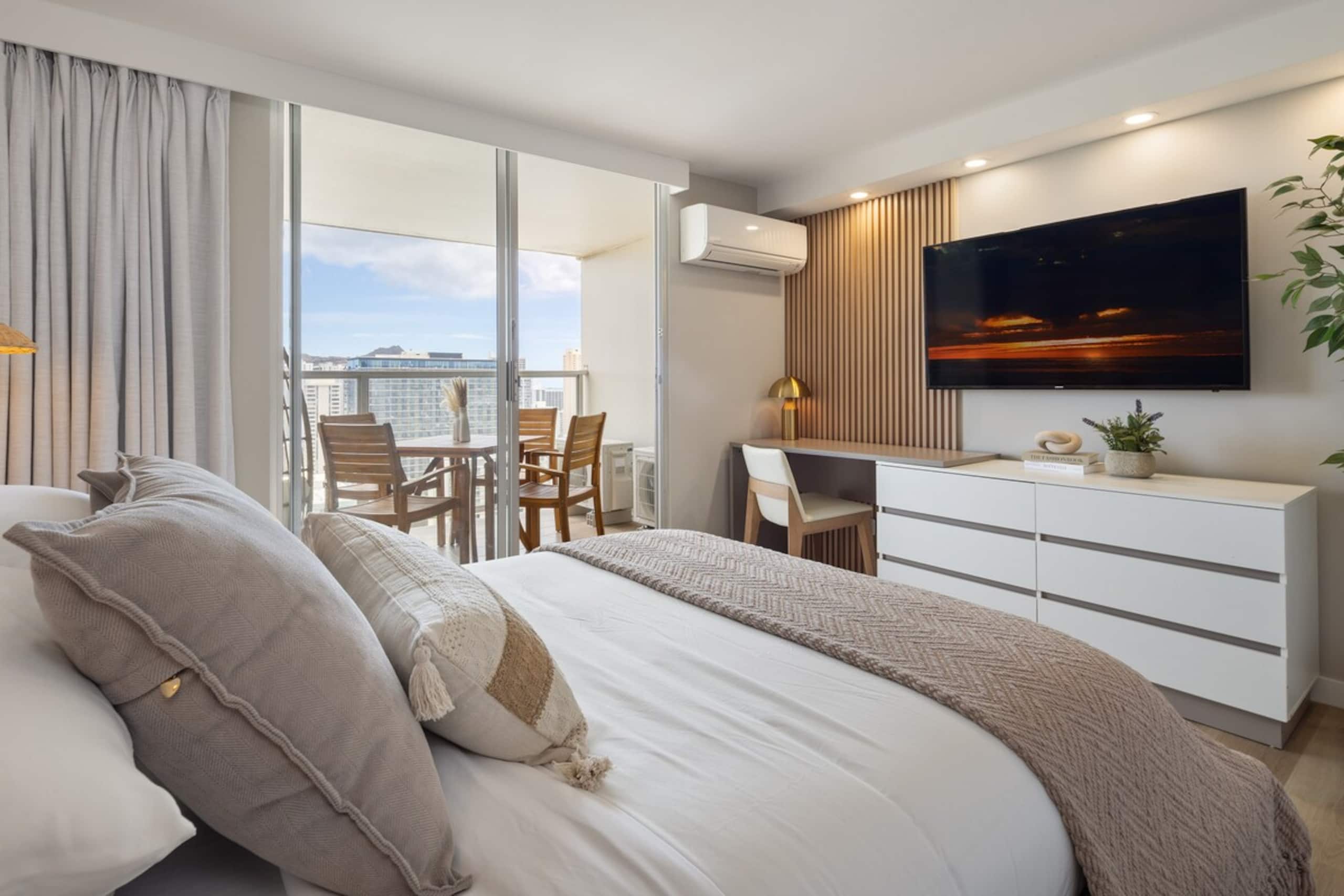 Waikiki Ocean Luxe Retreat | High-Floor Views - Photo 27