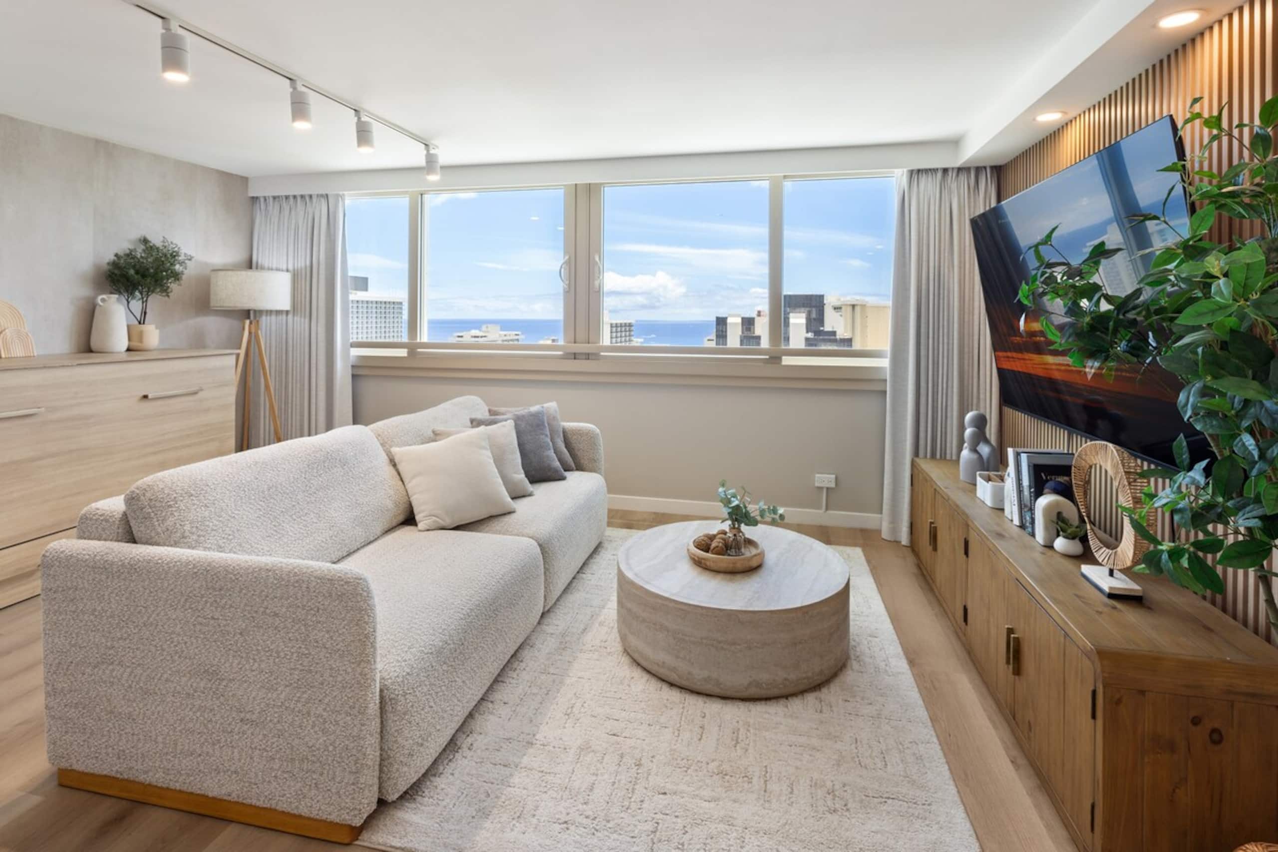 Waikiki Ocean Luxe Retreat | High-Floor Views - Photo 2