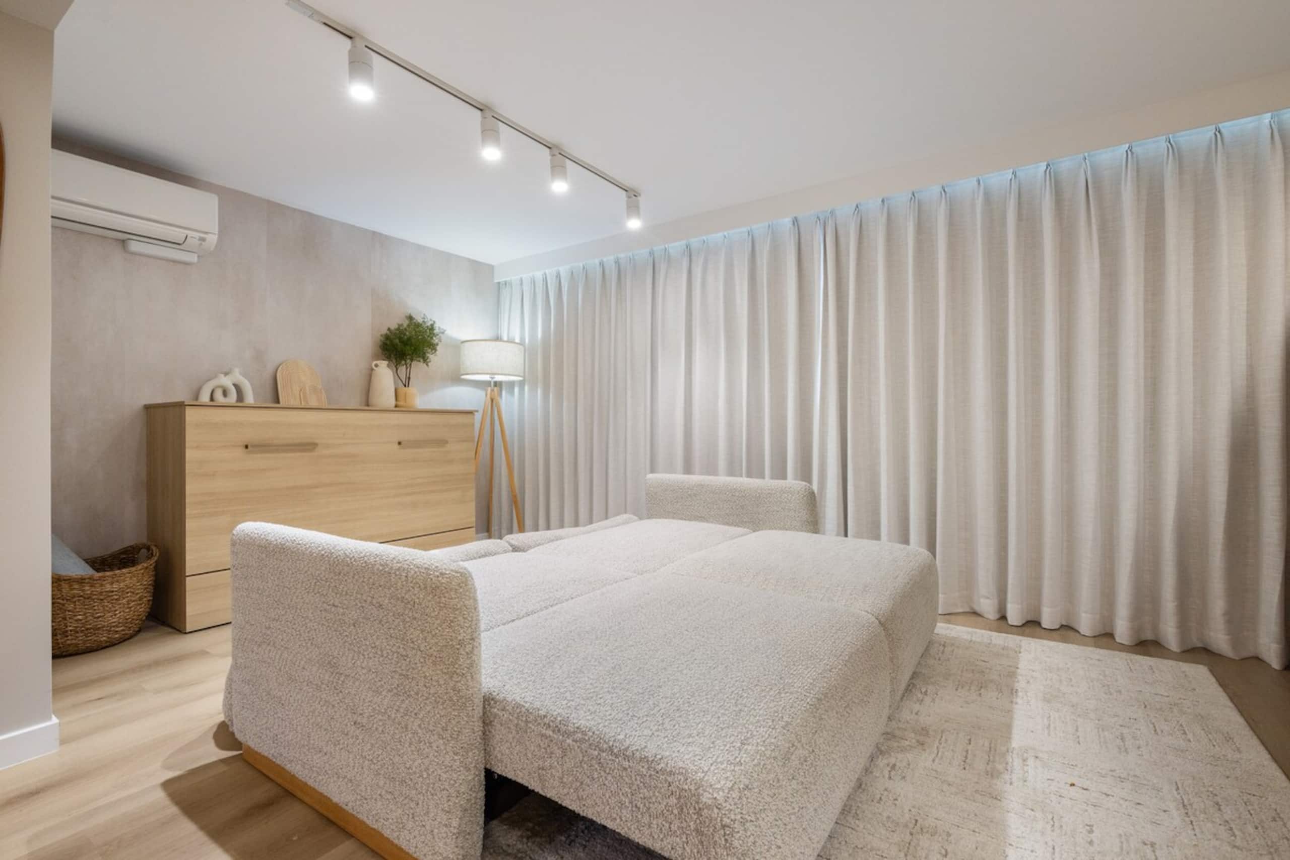 Waikiki Ocean Luxe Retreat | High-Floor Views - Photo 9
