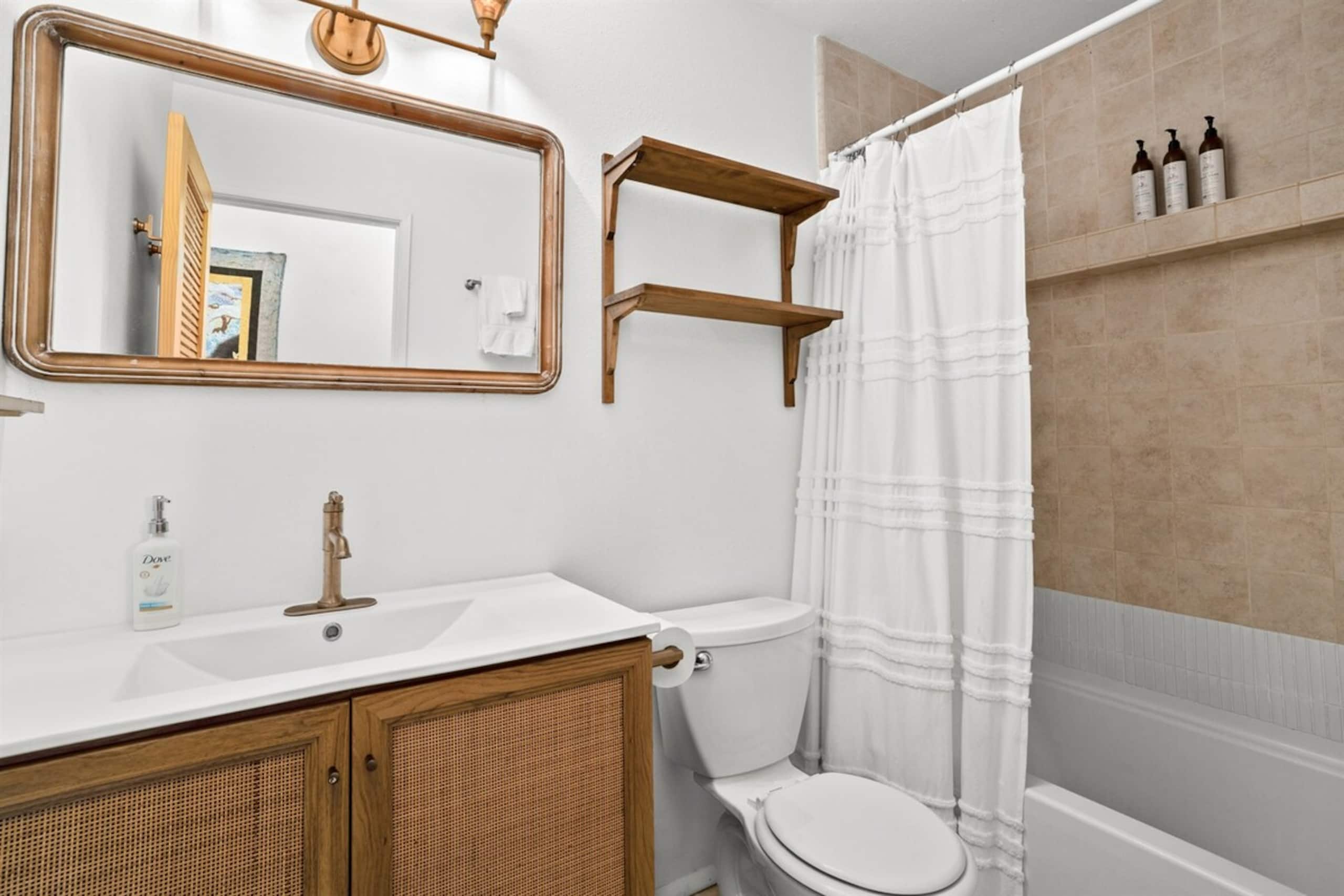 3BR AC Family Haven with Private Hot Tub - Photo 14