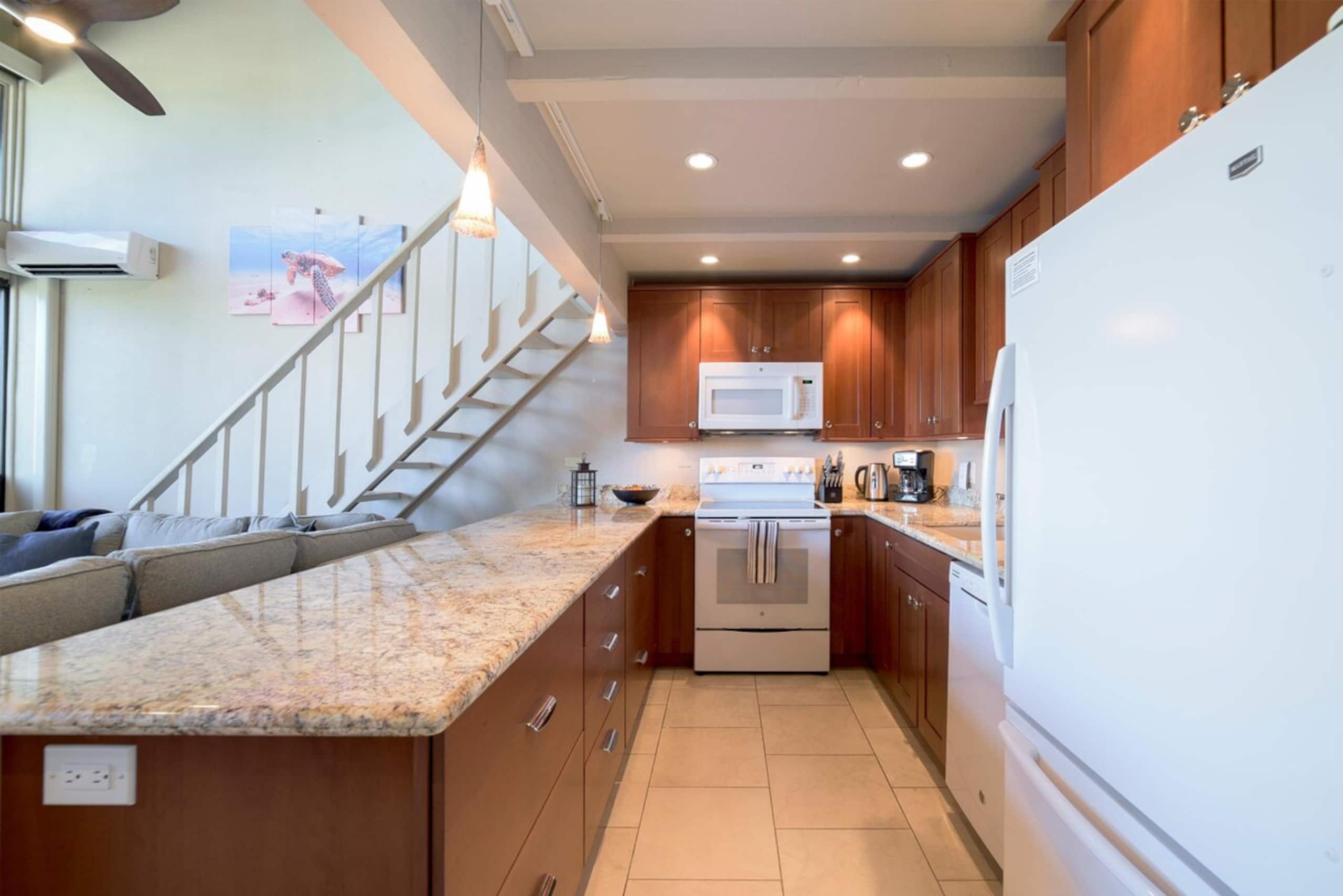 Luxurious 3 Bedroom Penthouse W/ Oceanview Across - Photo 19