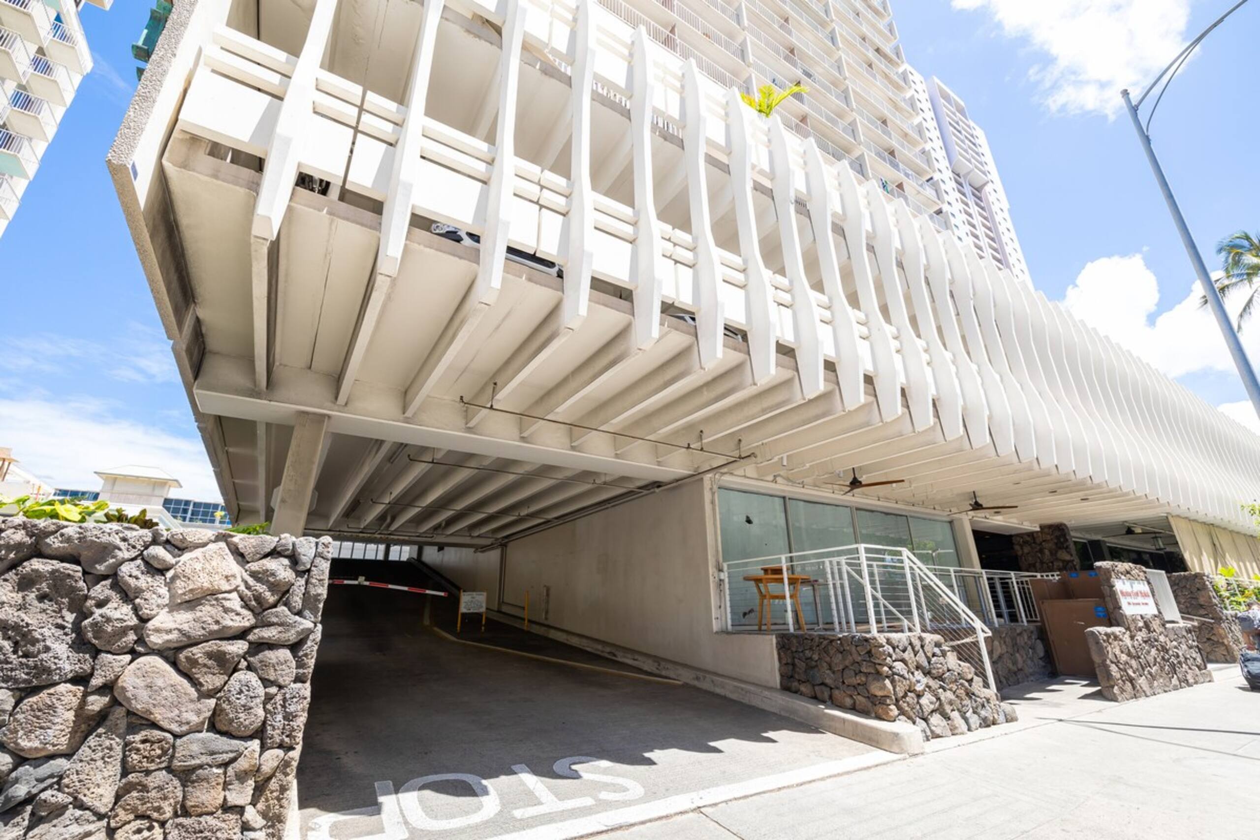 Bright Waikiki Studio, Free Parking+Walk to Beach - Photo 23