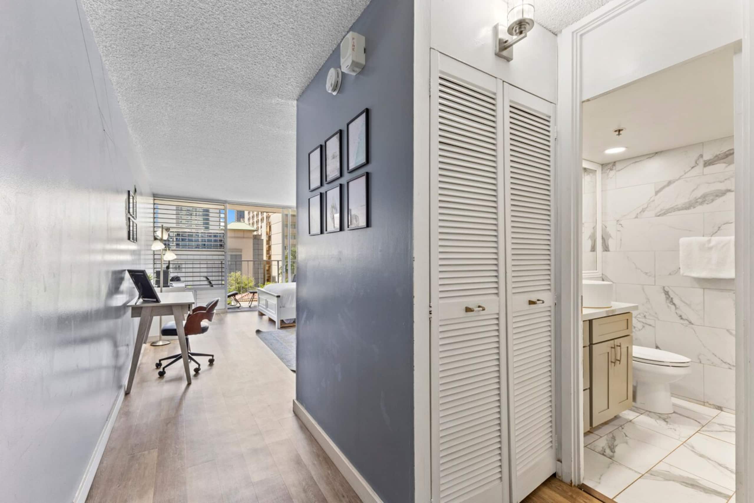 Bright Waikiki Studio, Free Parking+Walk to Beach - Photo 18