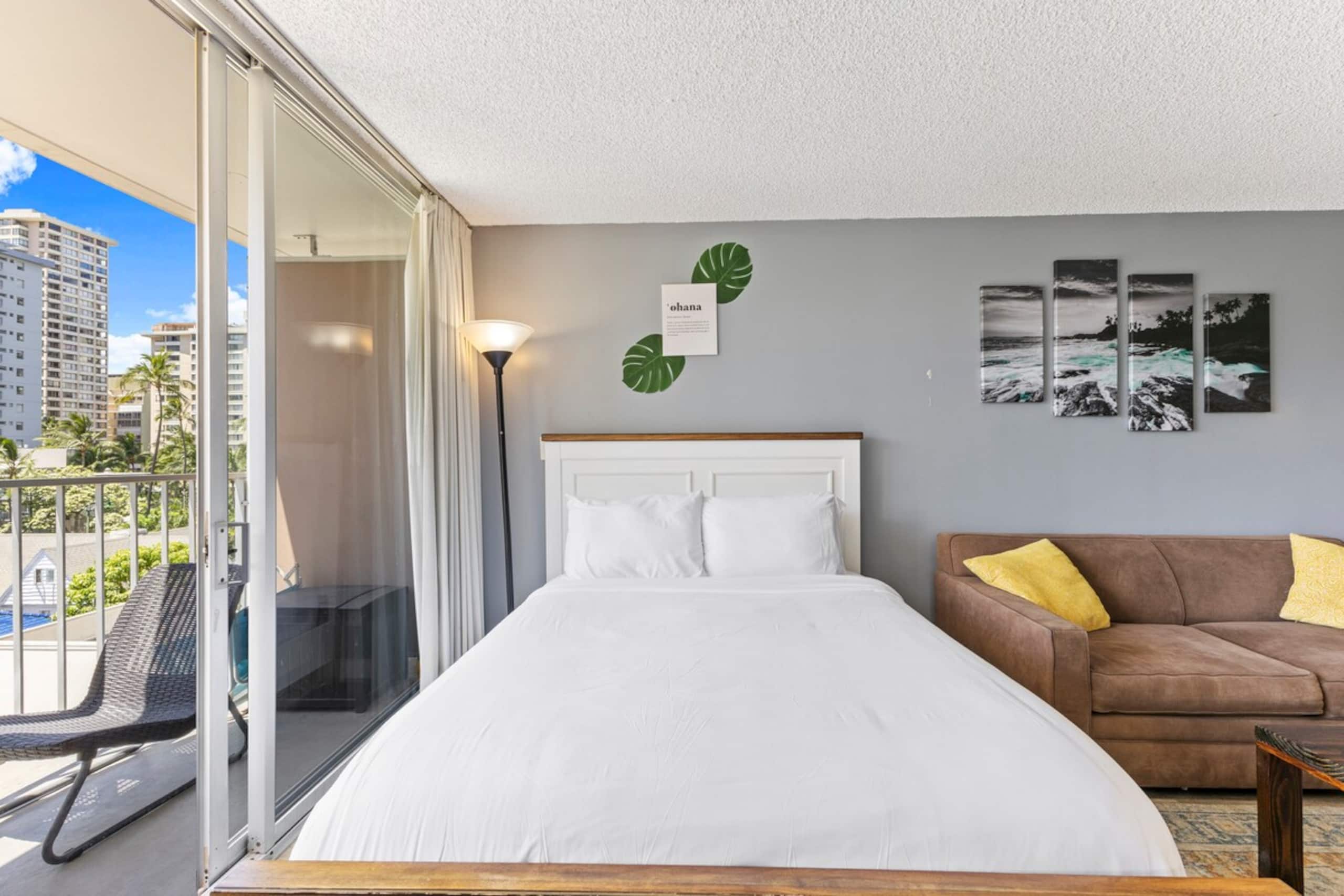 Bright Waikiki Studio, Free Parking+Walk to Beach - Photo 17