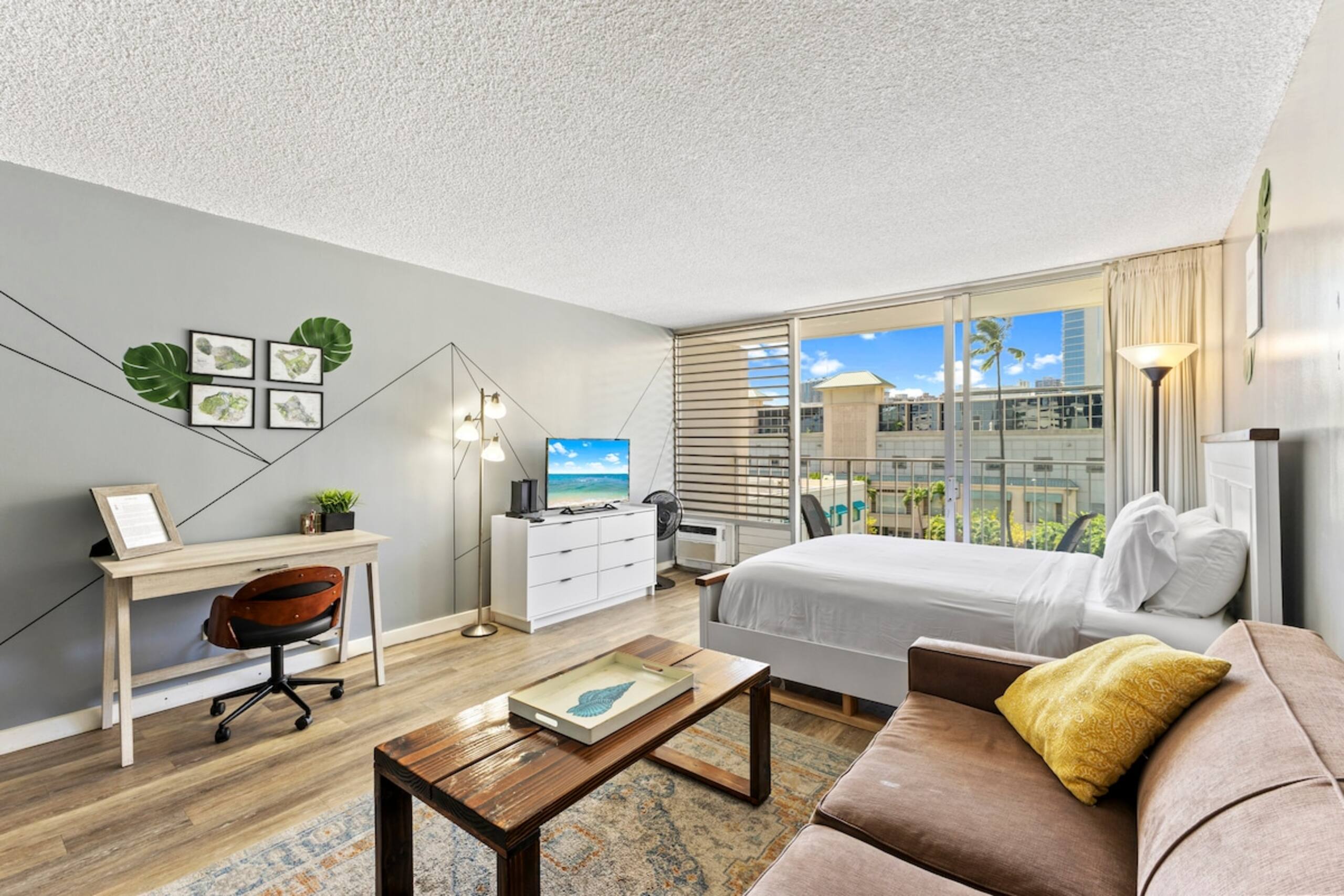 Bright Waikiki Studio, Free Parking+Walk to Beach - Photo 2