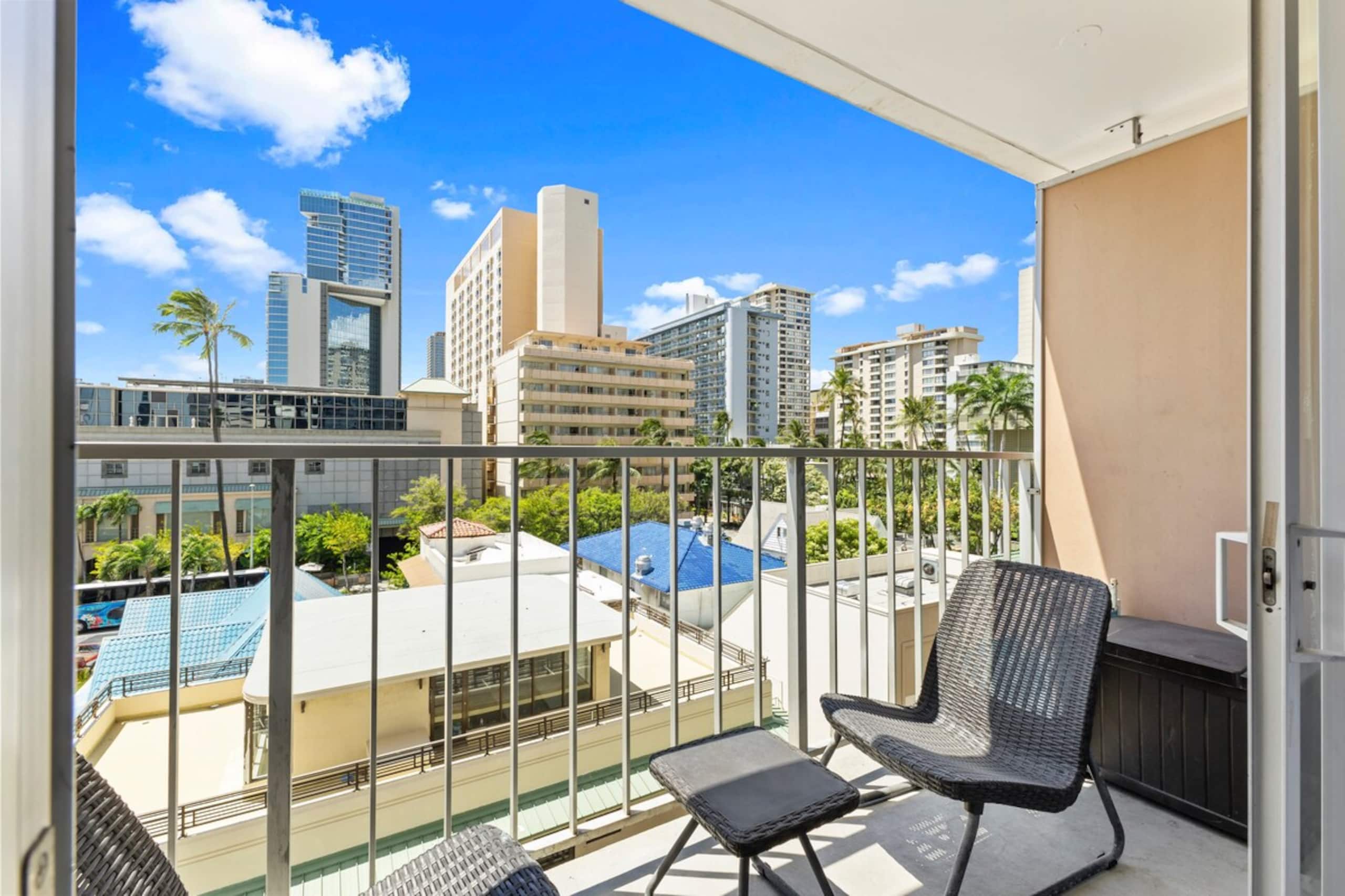 Bright Waikiki Studio, Free Parking+Walk to Beach - Photo 19