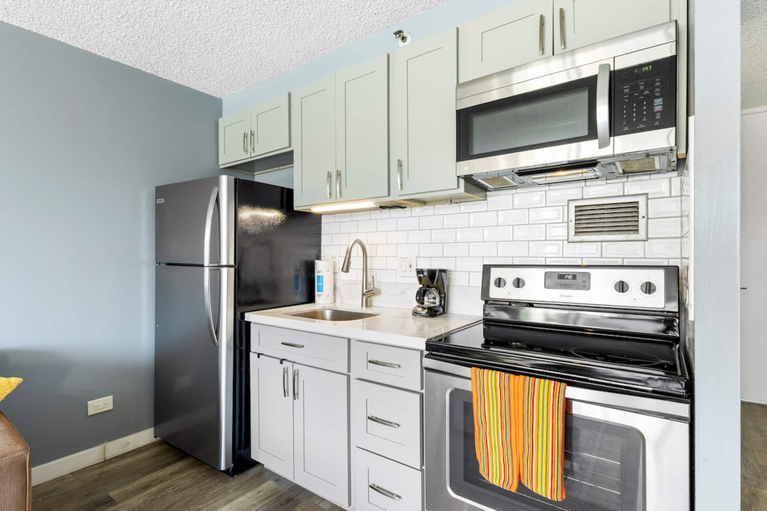 Bright Waikiki Studio, Free Parking+Walk to Beach - Photo 13