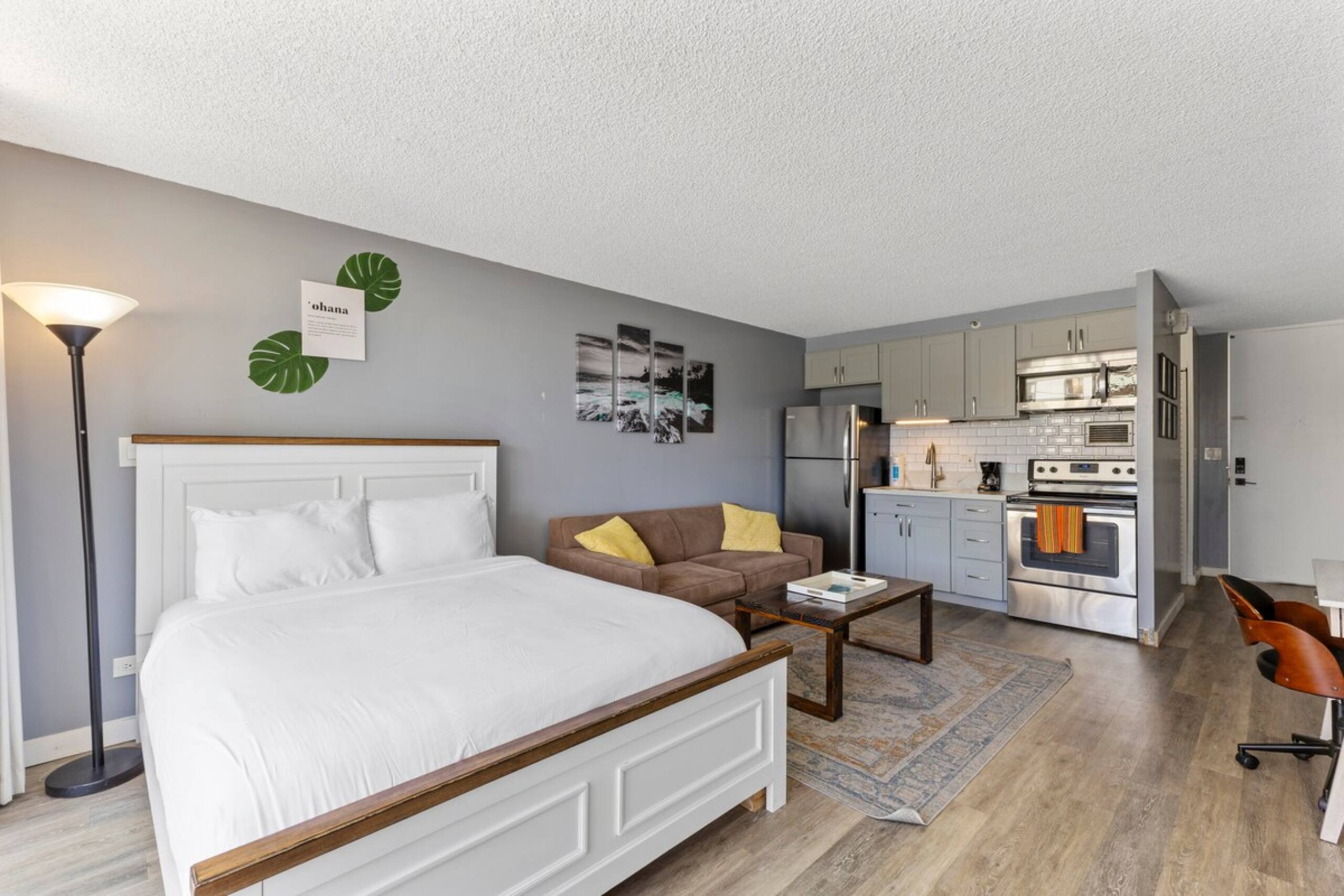 Bright Waikiki Studio, Free Parking+Walk to Beach - Photo 12