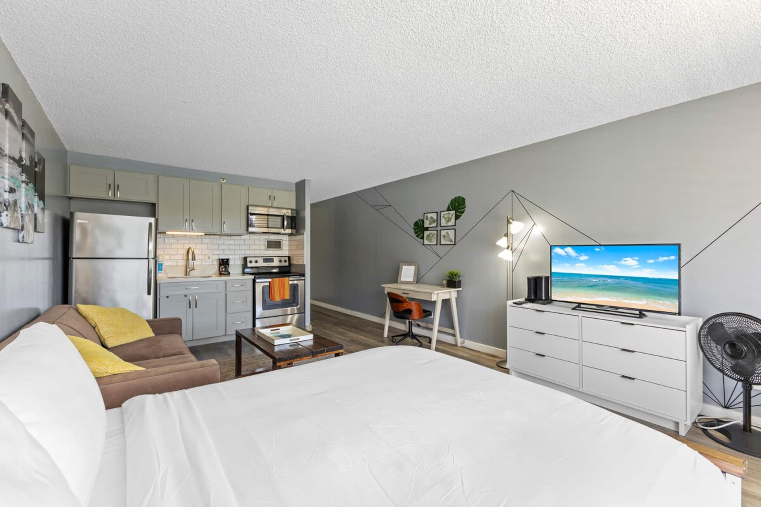 Bright Waikiki Studio, Free Parking+Walk to Beach - Photo 6