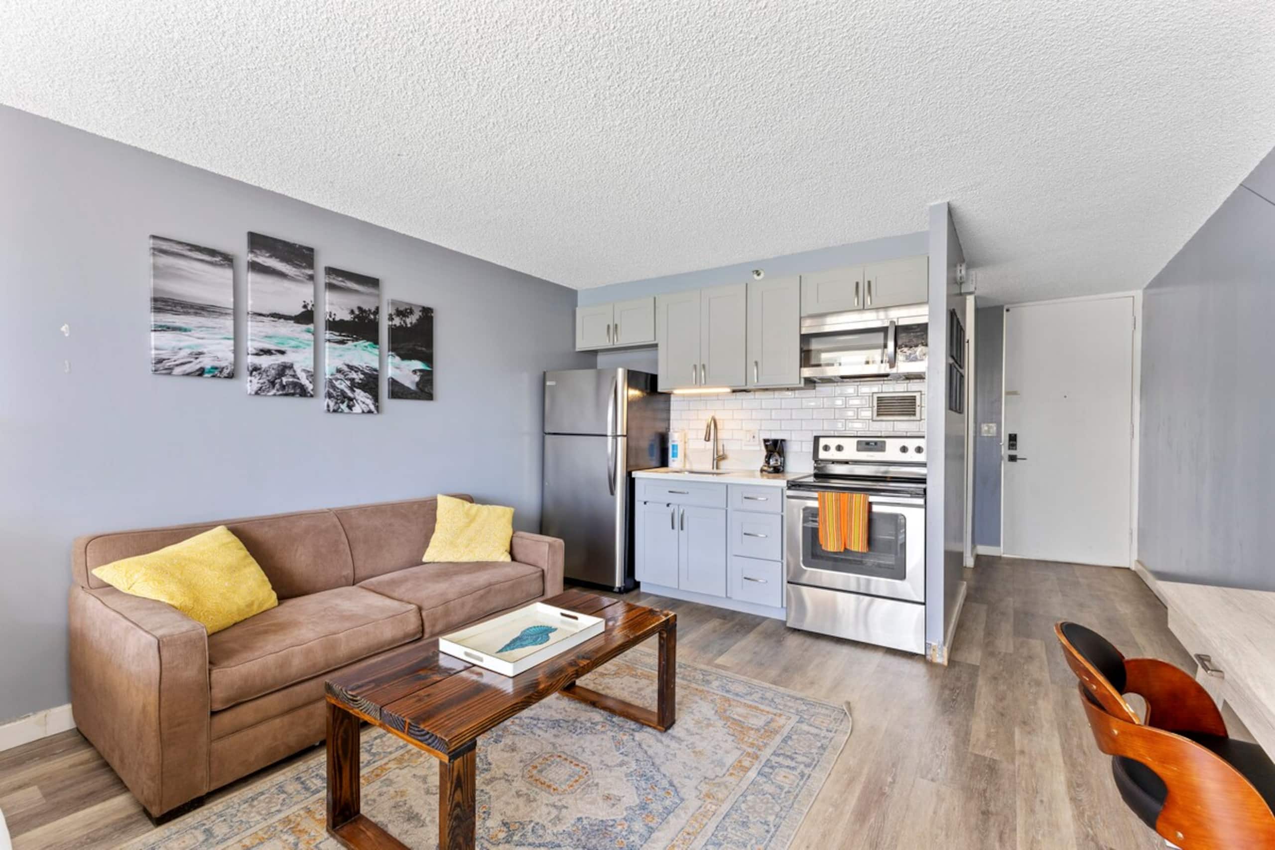 Bright Waikiki Studio, Free Parking+Walk to Beach - Photo 9