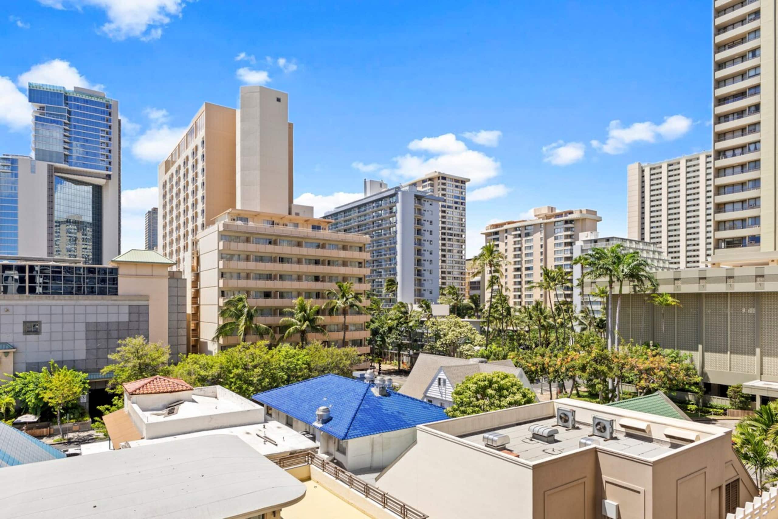 Bright Waikiki Studio, Free Parking+Walk to Beach - Photo 21