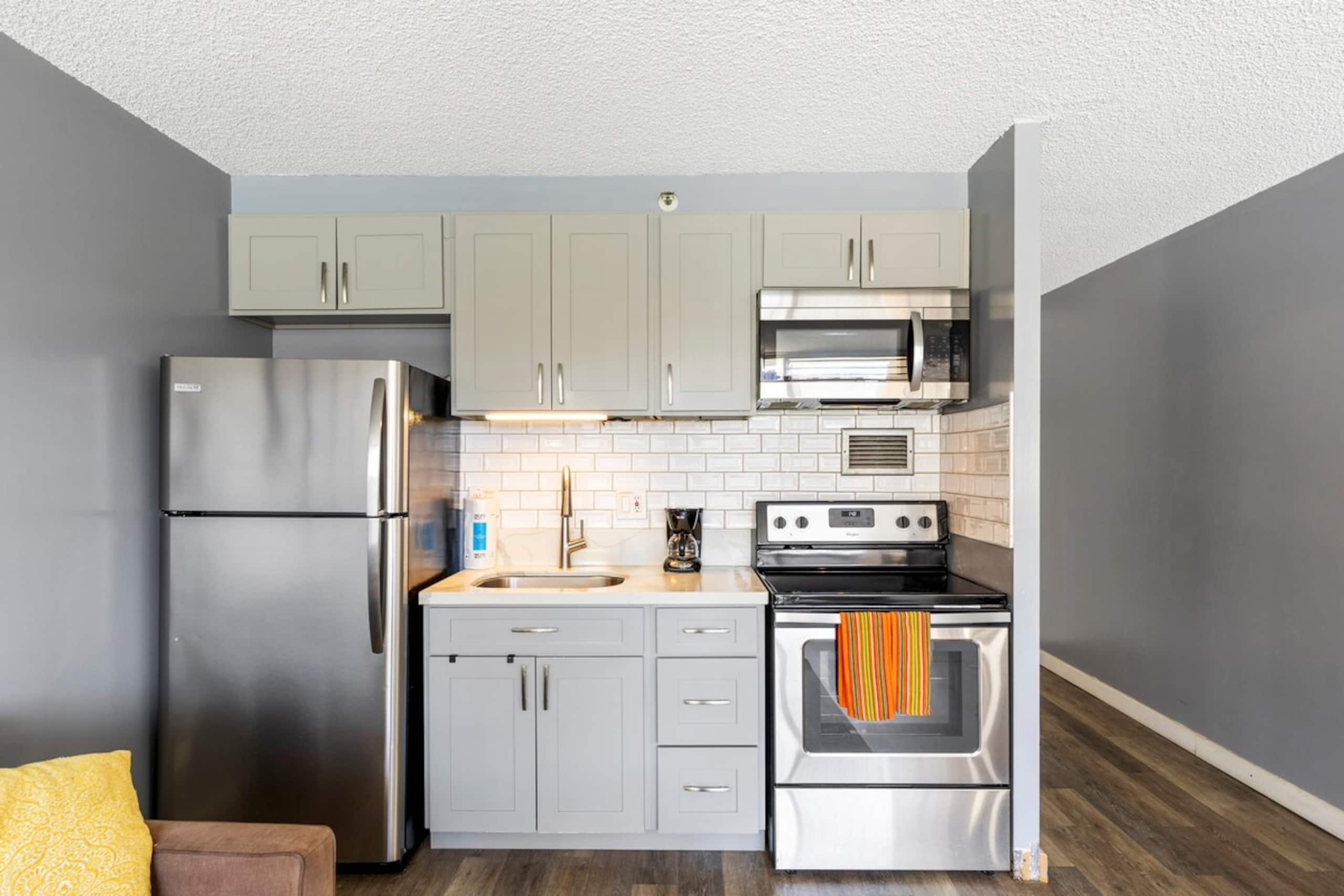 Bright Waikiki Studio, Free Parking+Walk to Beach - Photo 10